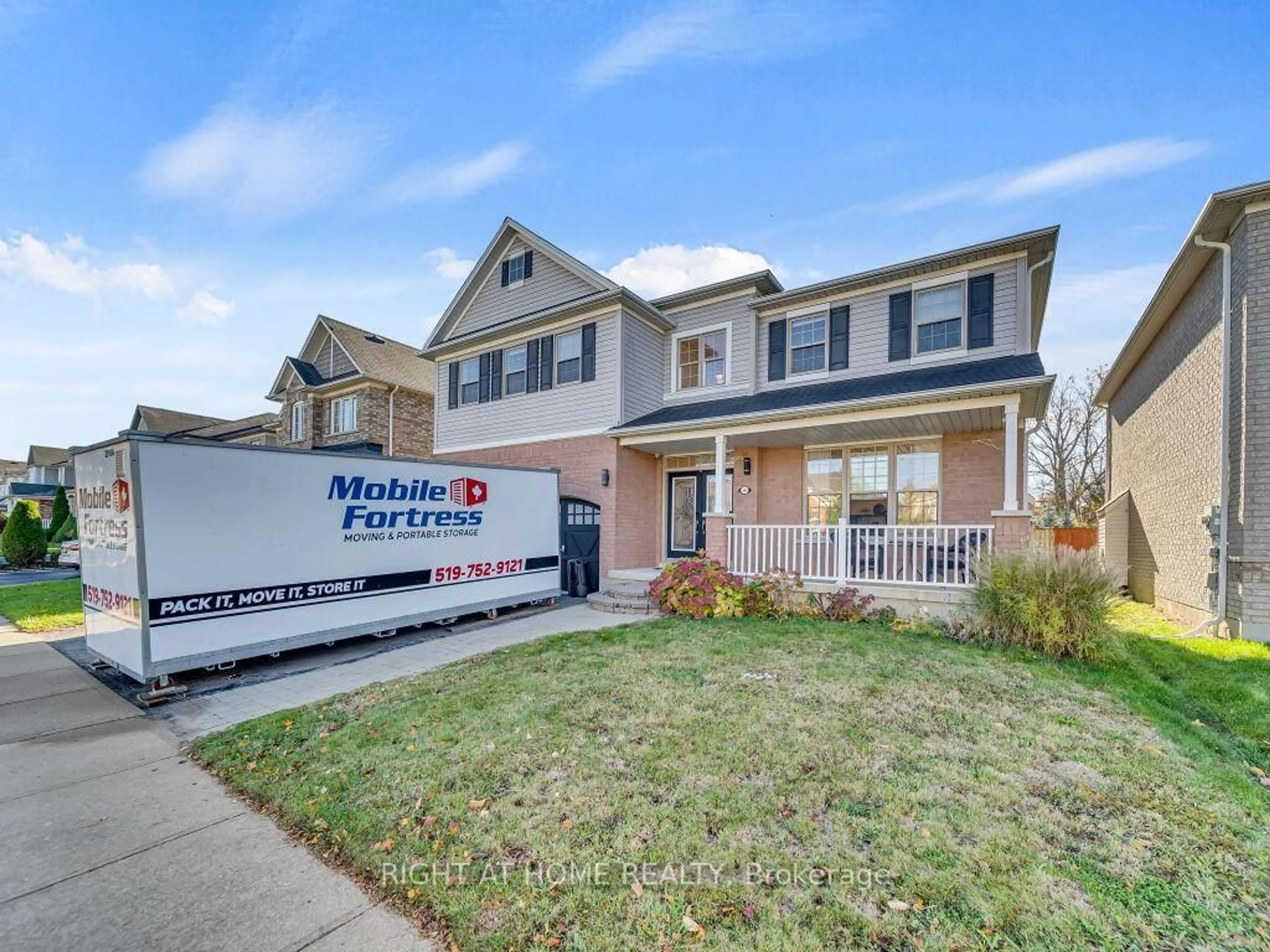 Home with vinyl exterior material, mountain view for 201 Hunter Way, Brantford Ontario N3T 0B7