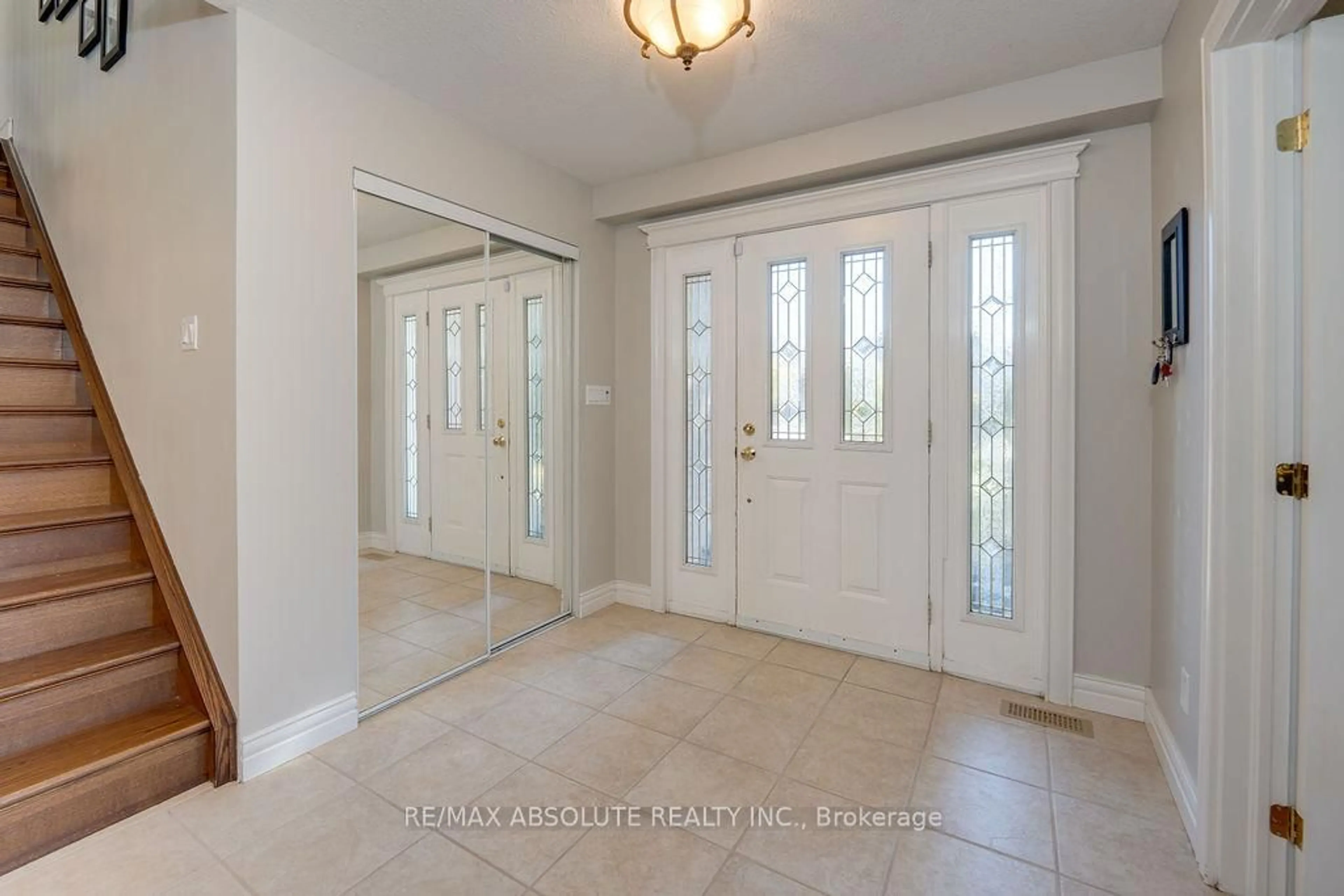 Indoor entryway for 7089 BUSH Dr, Ottawa Ontario K4P 1M8