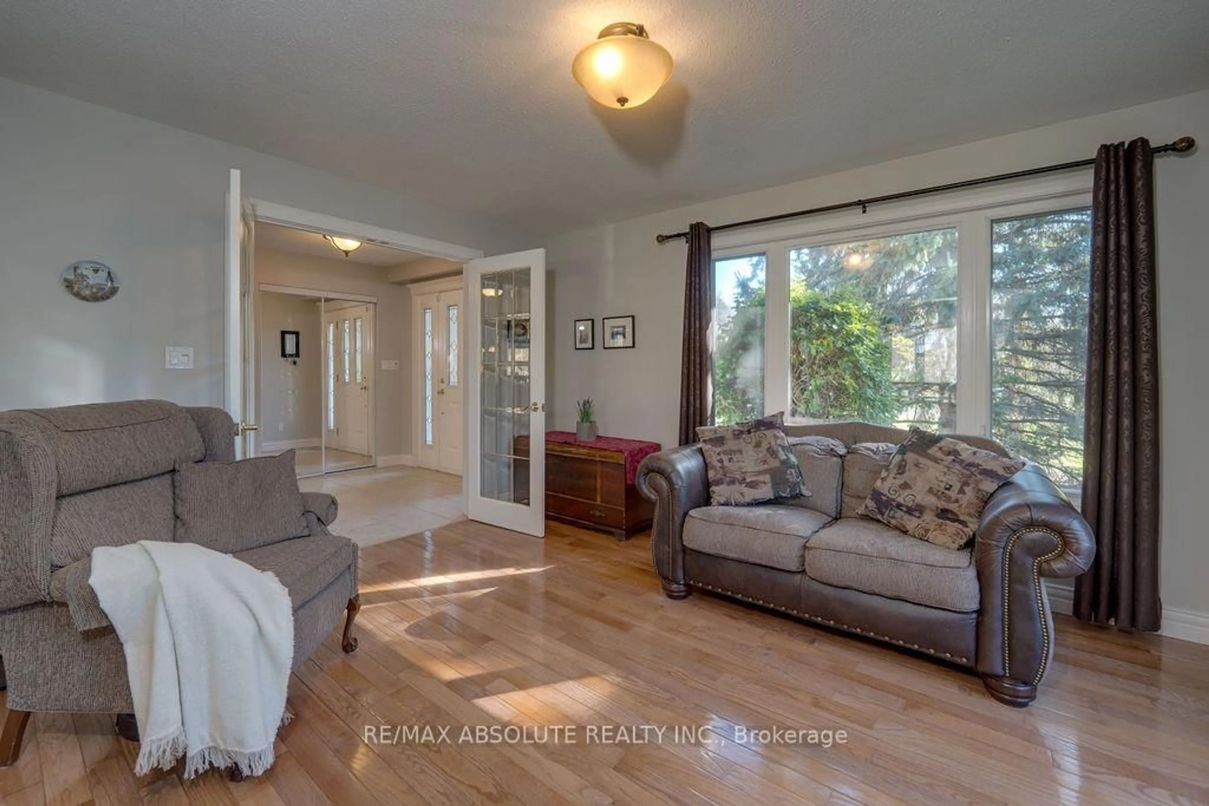 Living room with furniture, unknown for 7089 BUSH Dr, Ottawa Ontario K4P 1M8