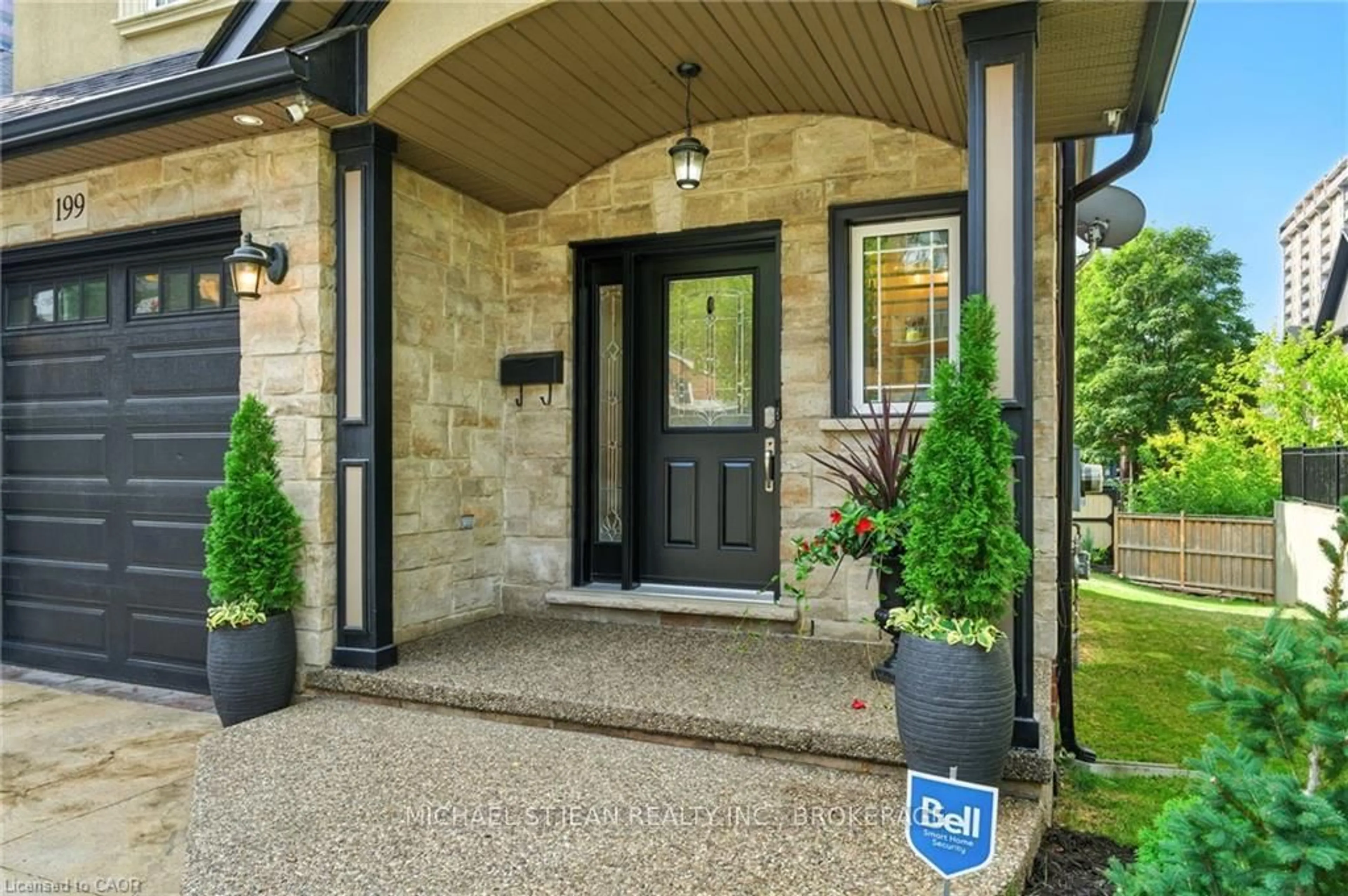 Indoor entryway for 199 Hunter St, Hamilton Ontario L8P 1R7