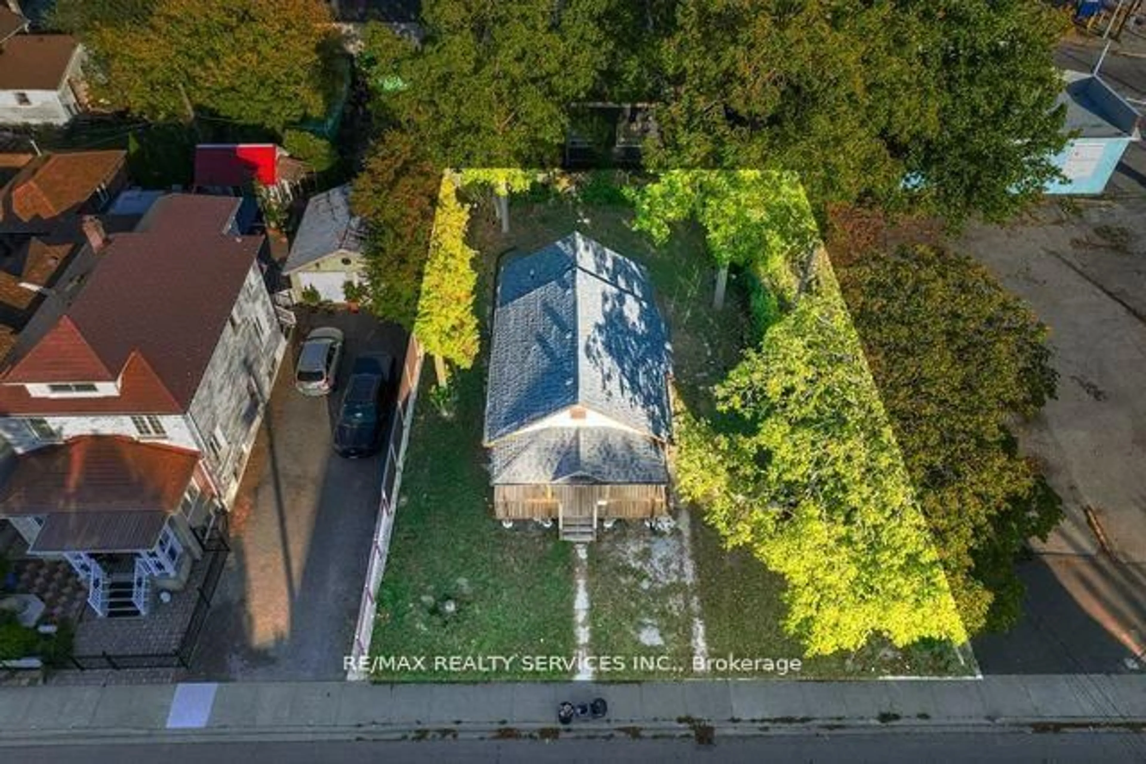 A pic from outside/outdoor area/front of a property/back of a property/a pic from drone, street for 4754 First Ave, Niagara Falls Ontario L2E 4G7