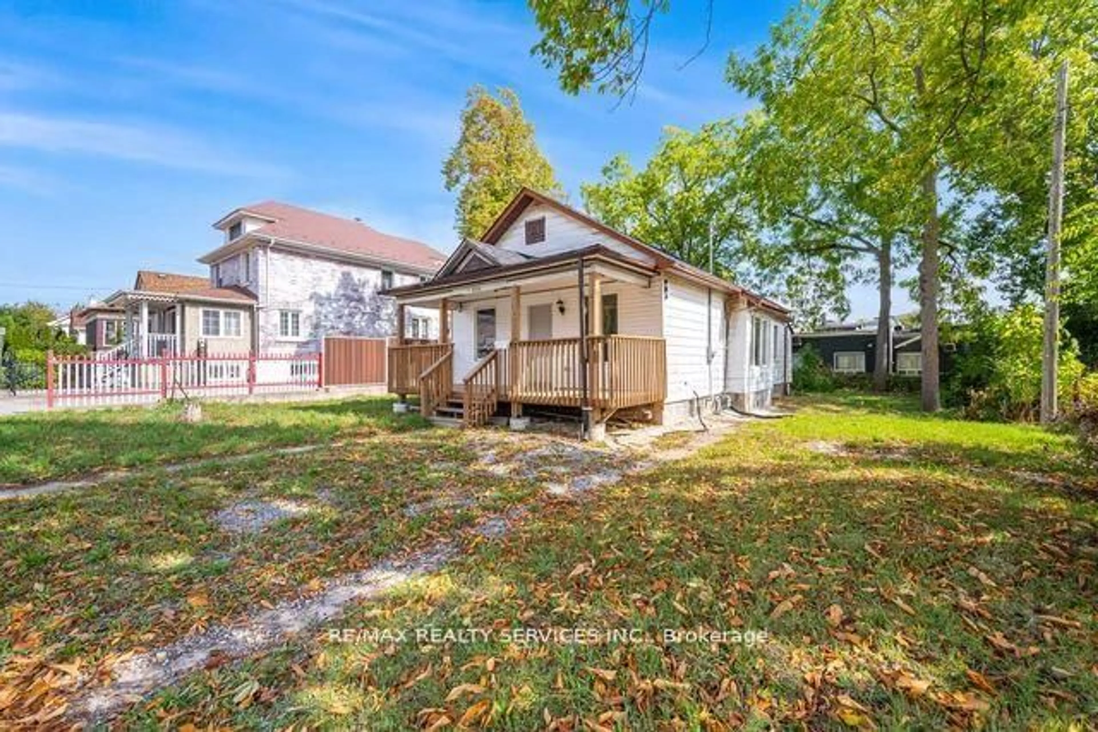 A pic from outside/outdoor area/front of a property/back of a property/a pic from drone, street for 4754 First Ave, Niagara Falls Ontario L2E 4G7