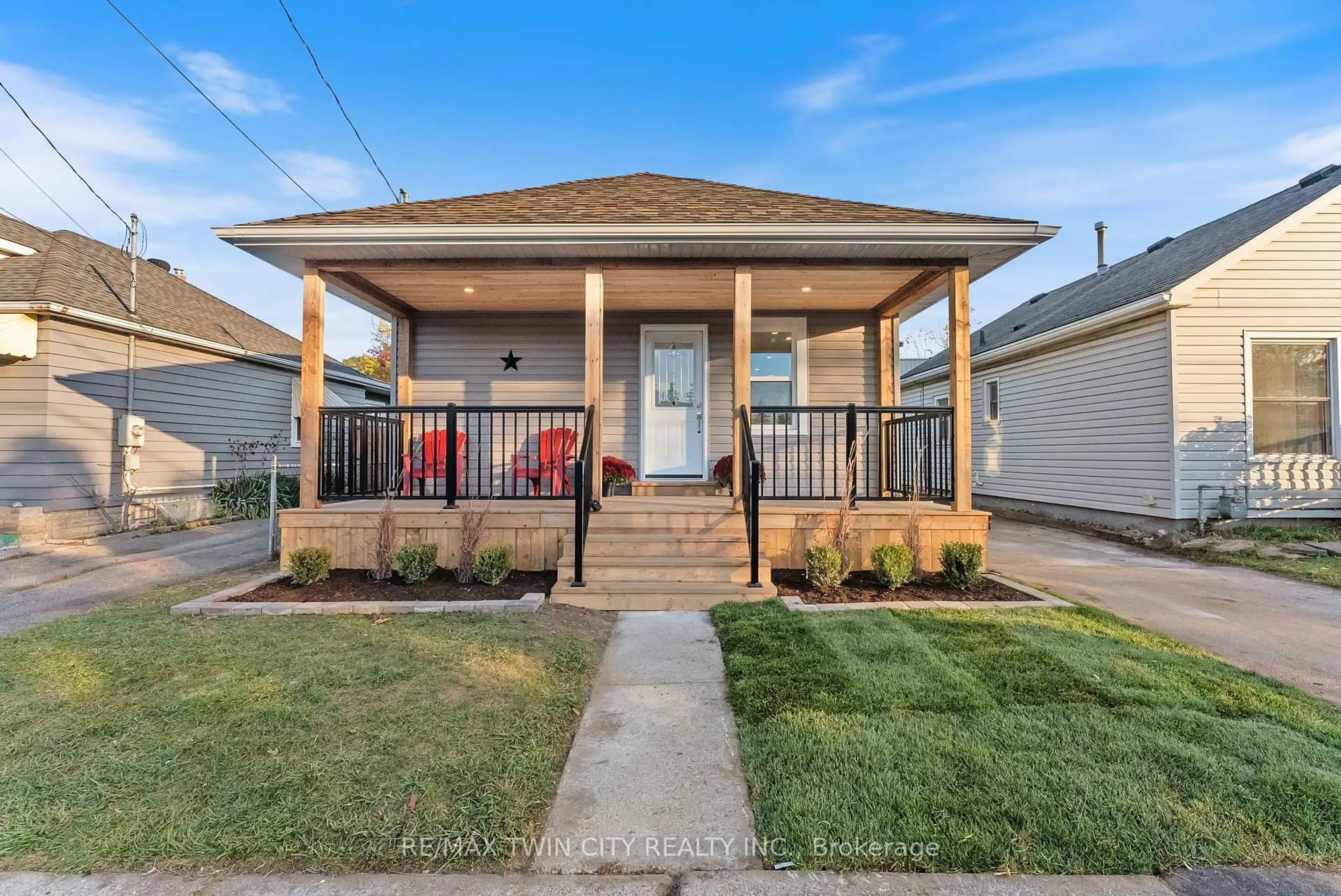 Home with vinyl exterior material, street for 25 Dundee St, Brantford Ontario N3R 4M2