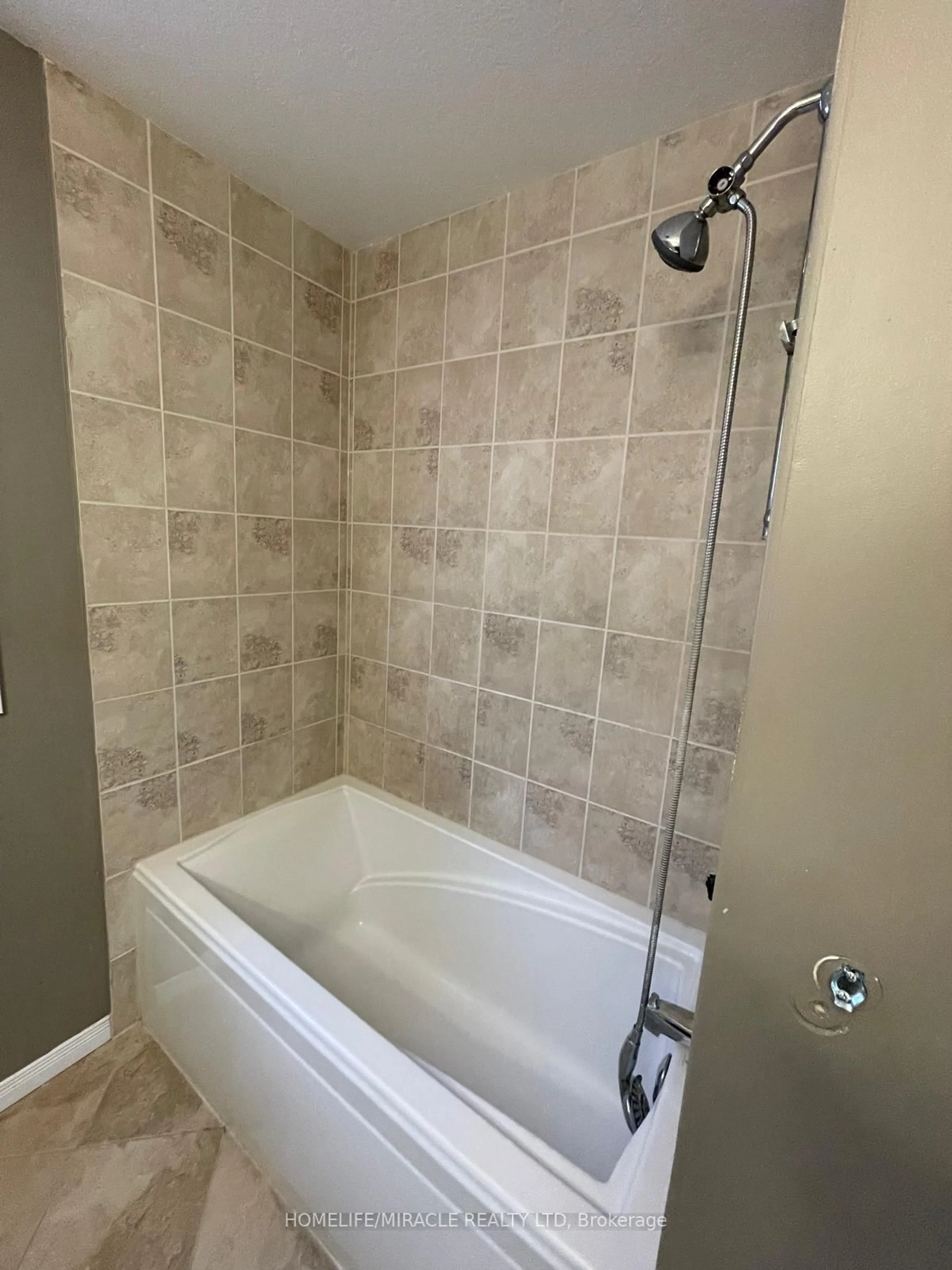 Standard bathroom, ceramic/tile floor for 455 Champlain Ave, Woodstock Ontario N4V 0B3
