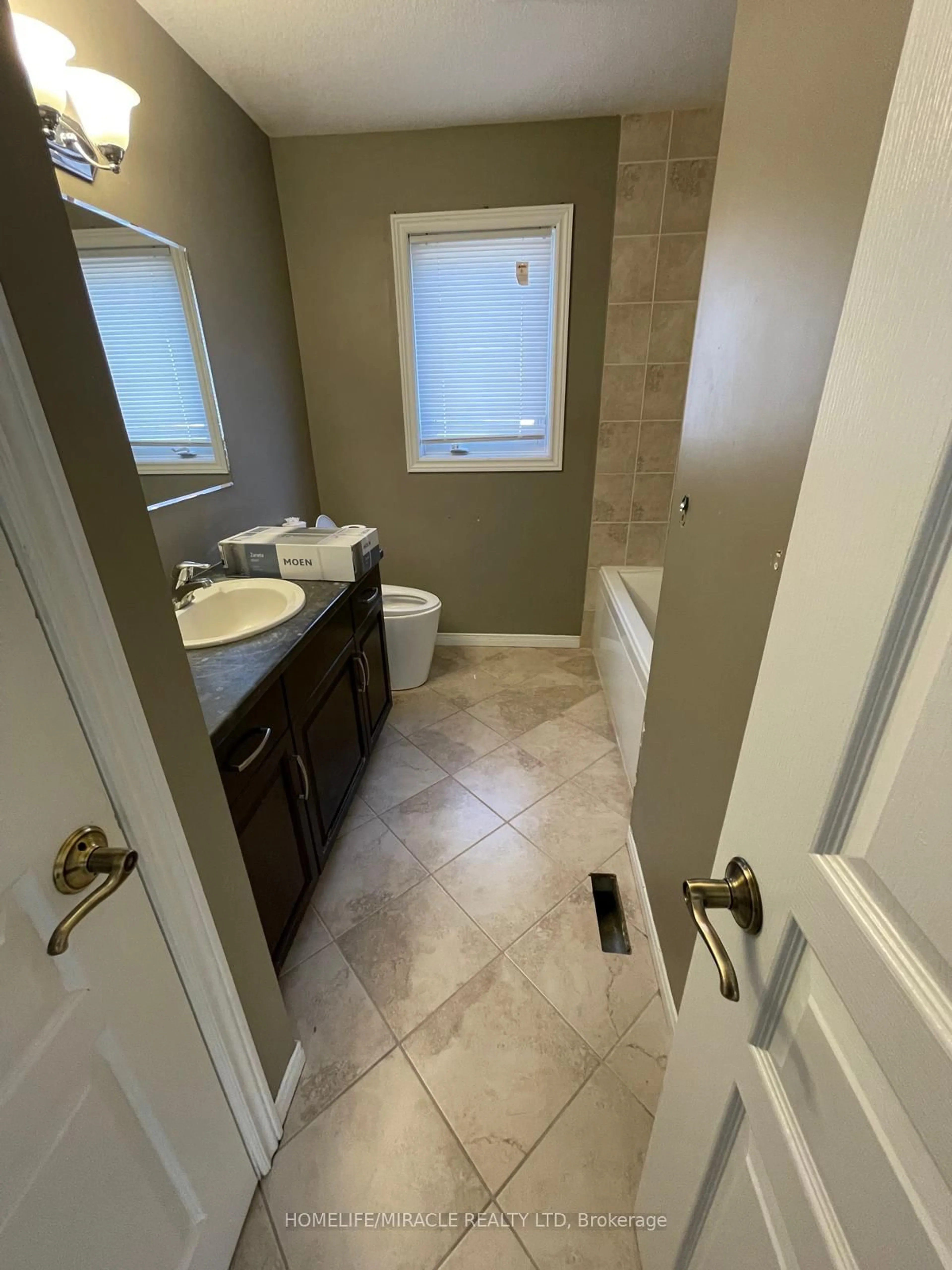 Standard bathroom, ceramic/tile floor for 455 Champlain Ave, Woodstock Ontario N4V 0B3