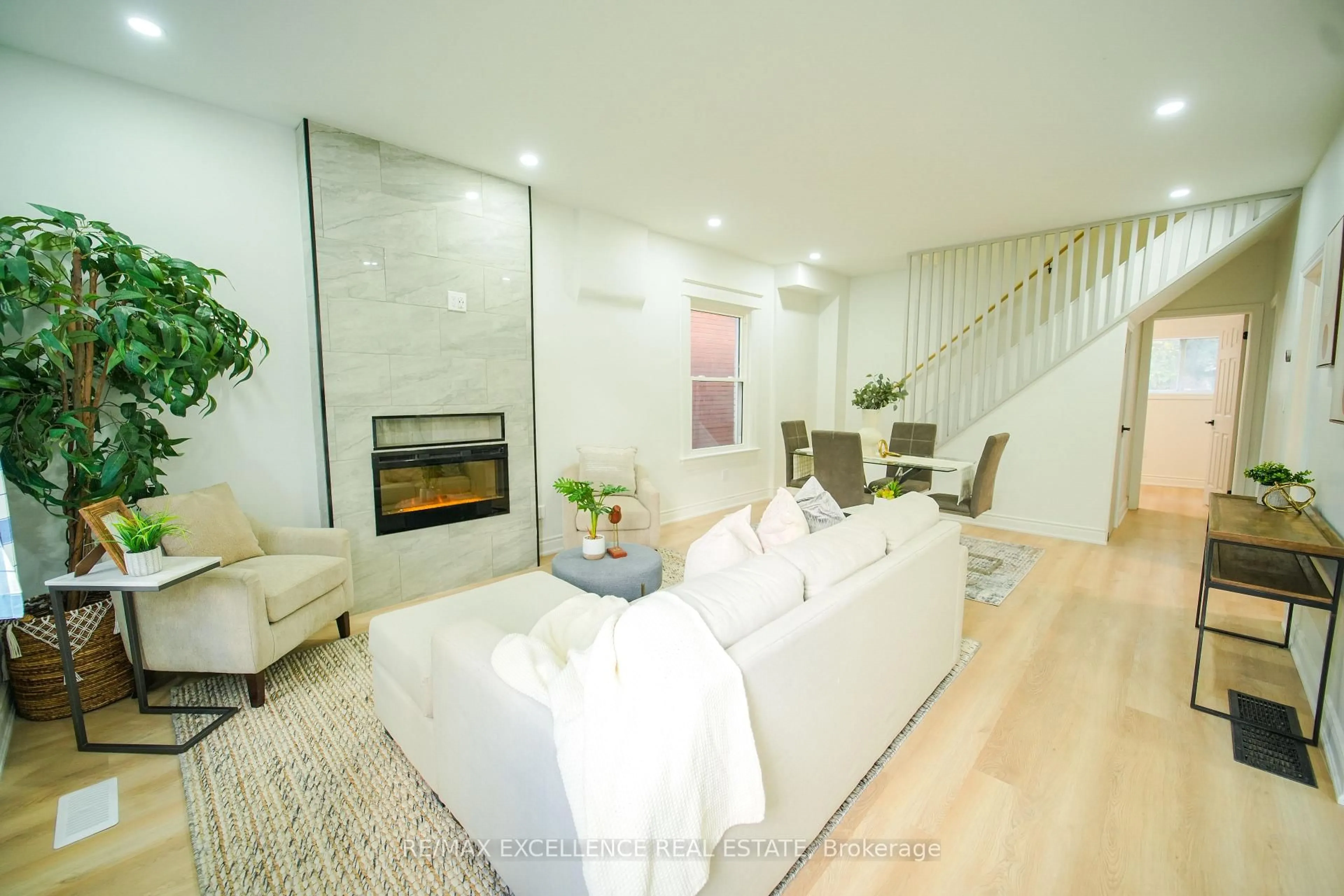 Living room with furniture, unknown for 11 East 25th St, Hamilton Ontario L8V 2Z9