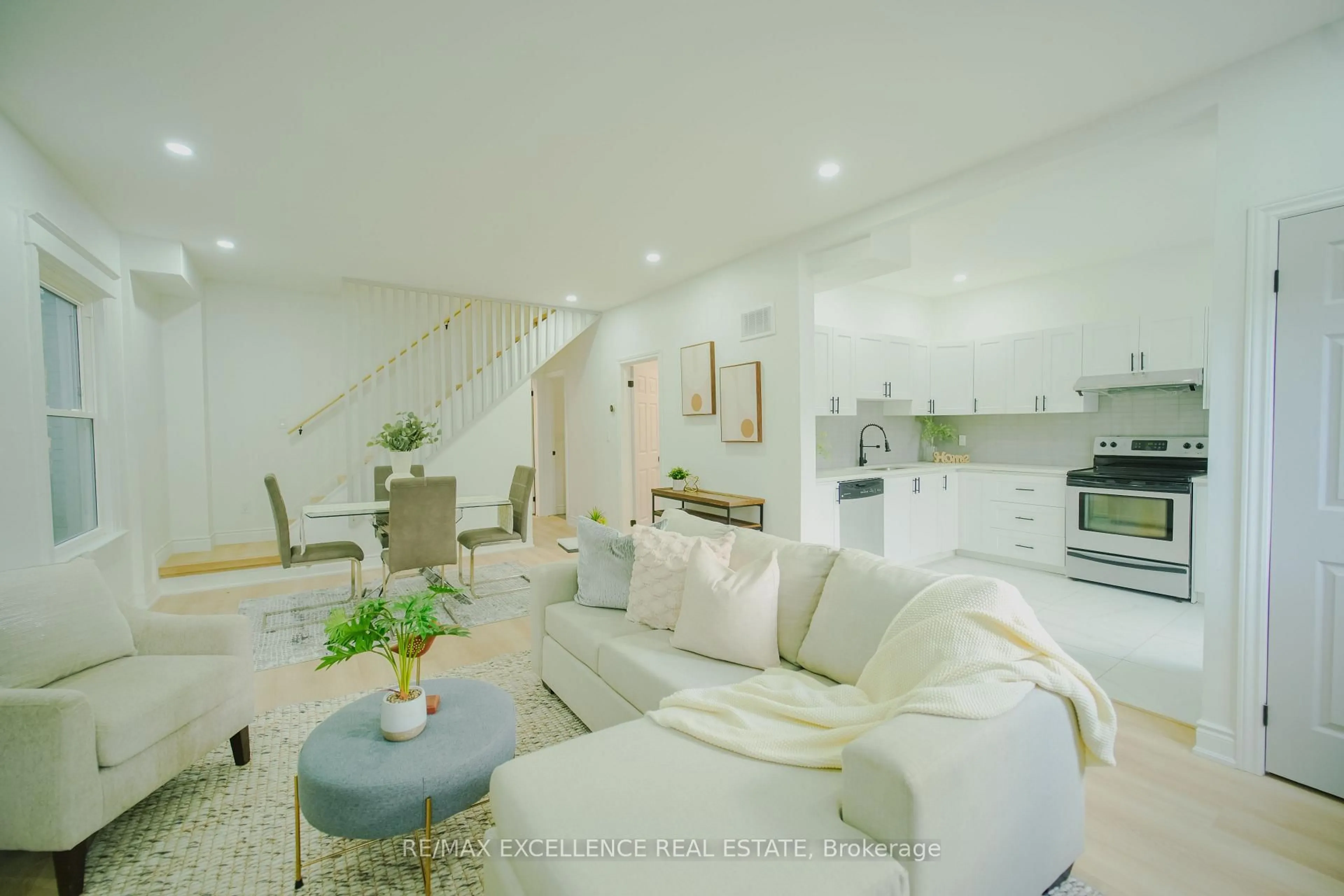 Living room with furniture, unknown for 11 East 25th St, Hamilton Ontario L8V 2Z9