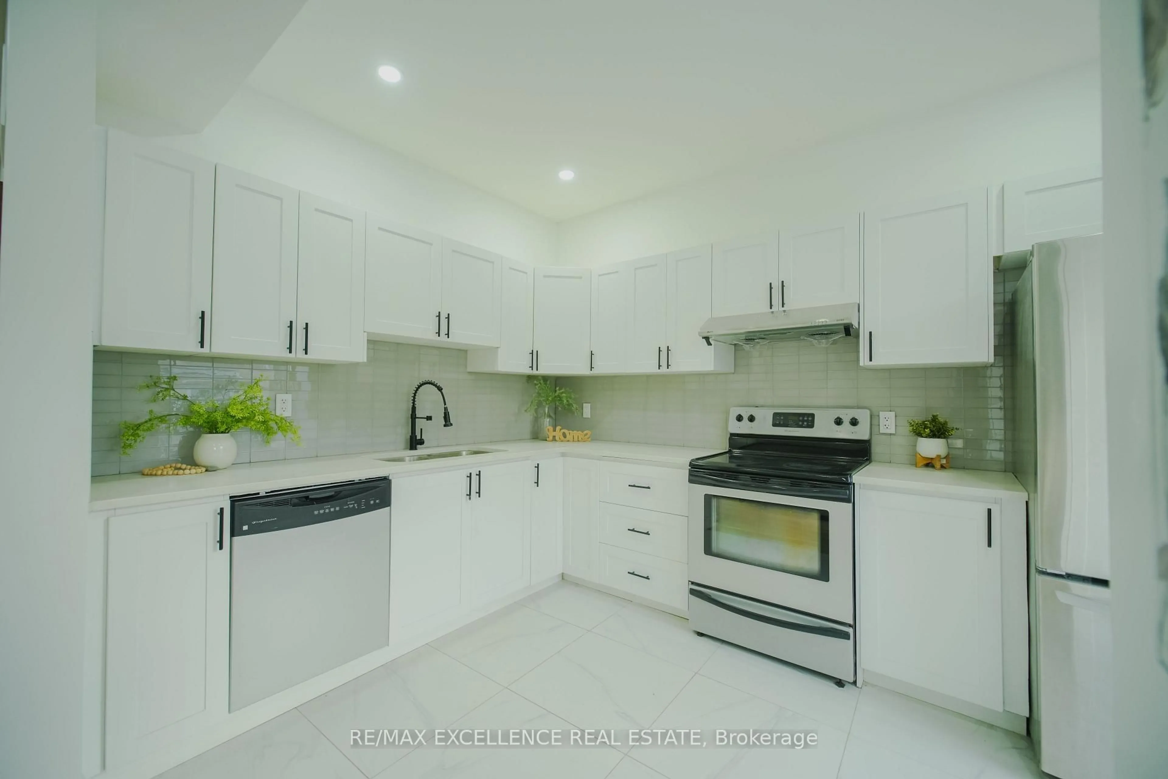 Standard kitchen, ceramic/tile floor for 11 East 25th St, Hamilton Ontario L8V 2Z9