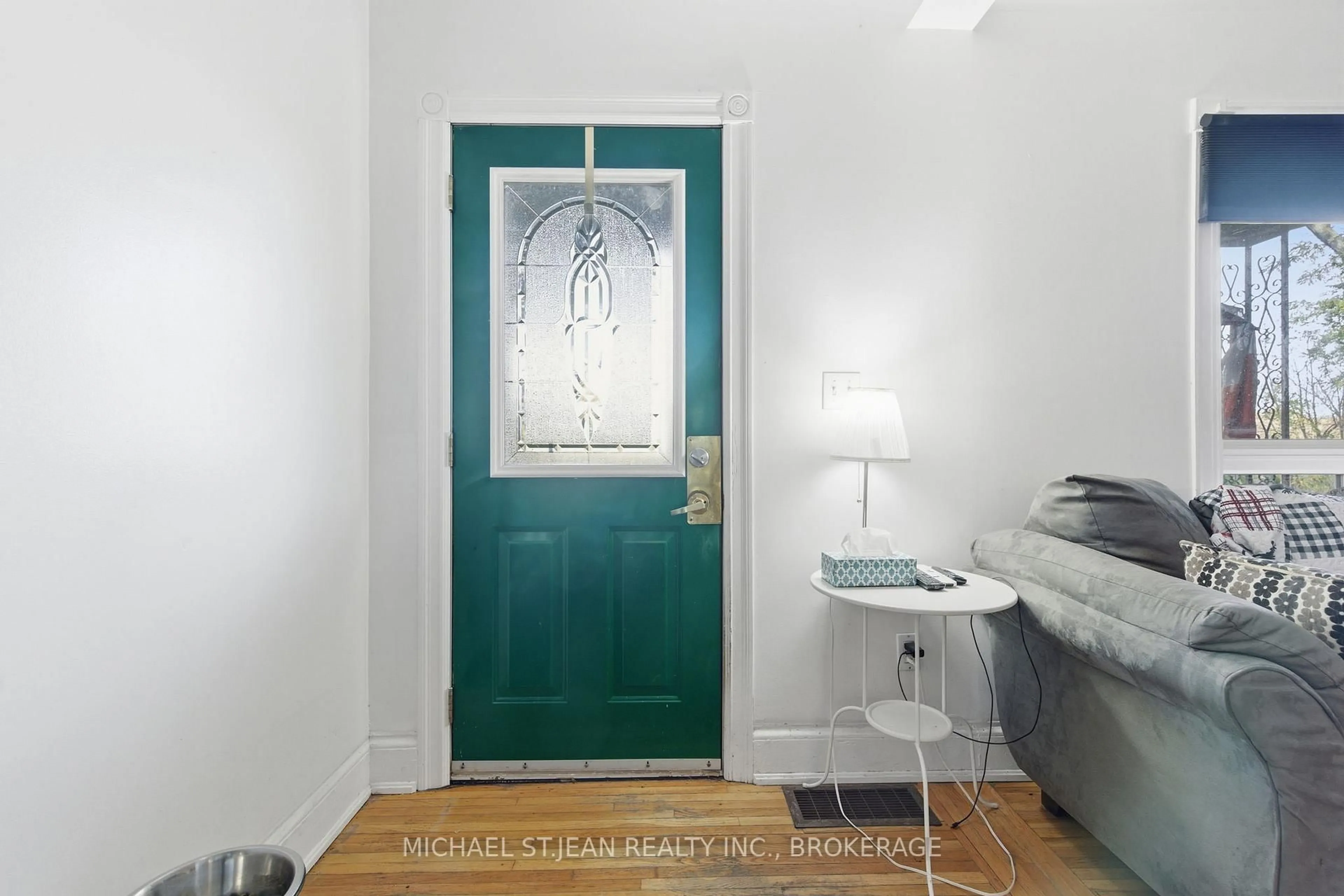 Indoor entryway for 30 Mars Ave, Hamilton Ontario L8L 3V8