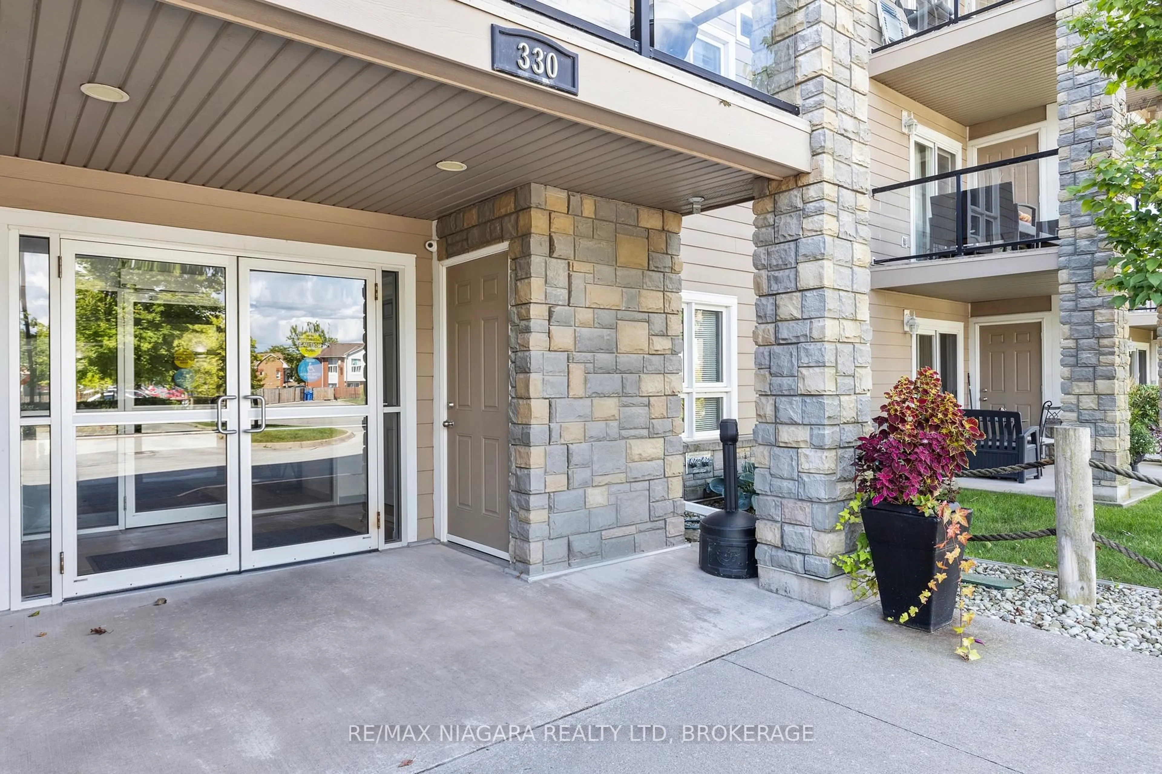 Indoor entryway for 330 PRINCE CHARLES Dr #1304, Welland Ontario L3C 7B3