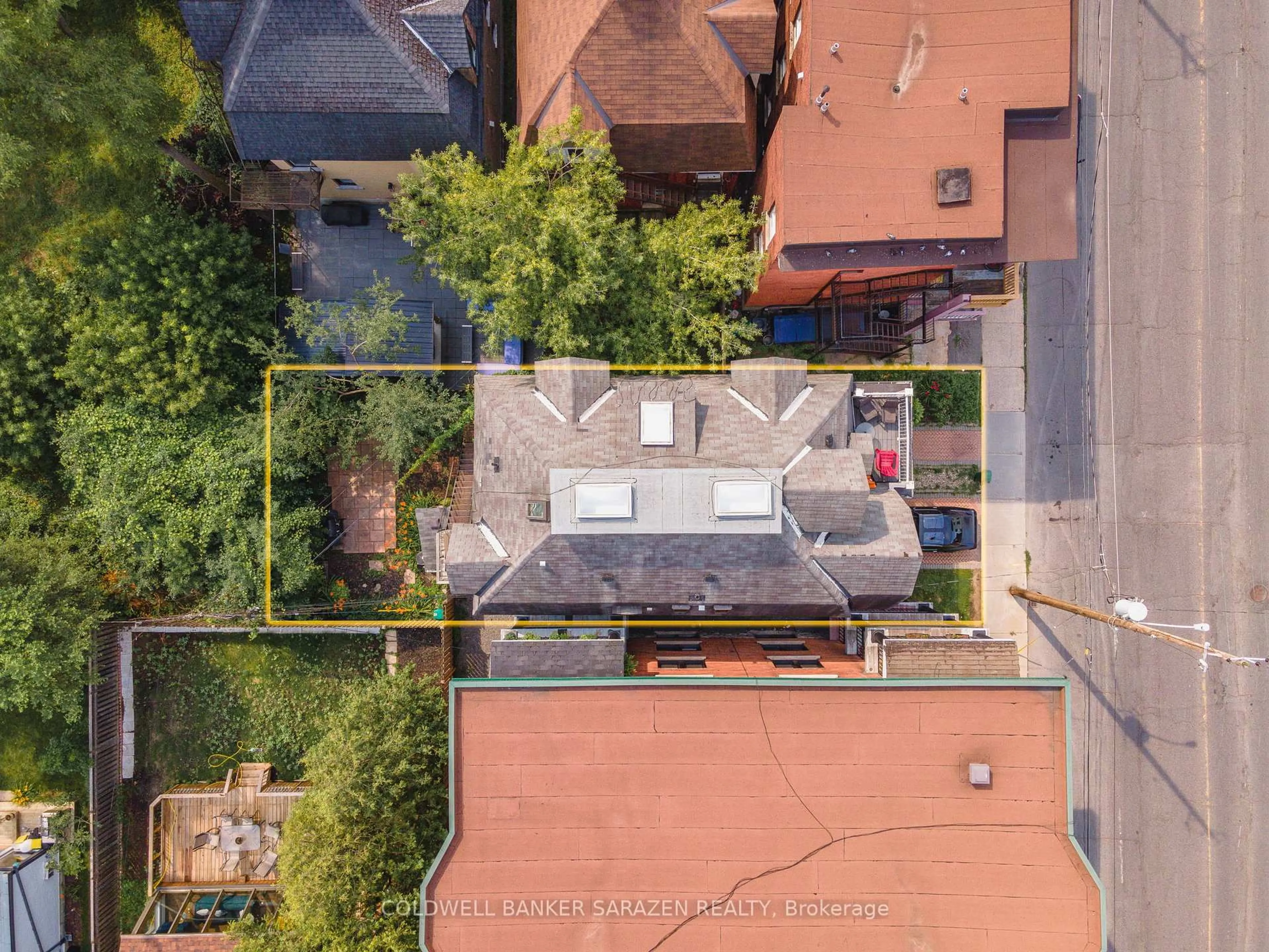 A pic from outside/outdoor area/front of a property/back of a property/a pic from drone, city buildings view from balcony for 229 Charlotte St, Ottawa Ontario K1N 8L1
