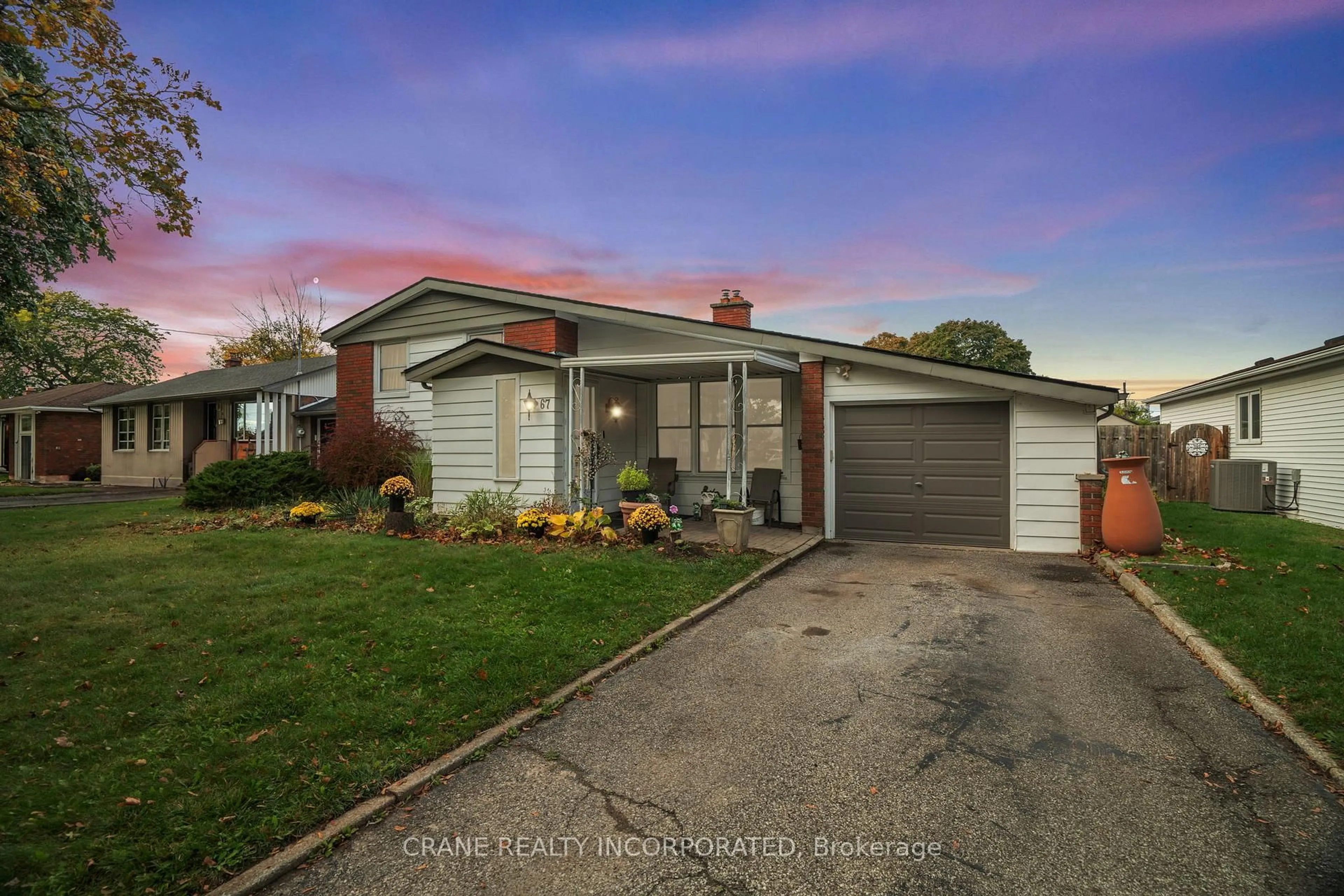 A pic from outside/outdoor area/front of a property/back of a property/a pic from drone, street for 67 Wakelin Terr, St. Catharines Ontario L2M 4K8