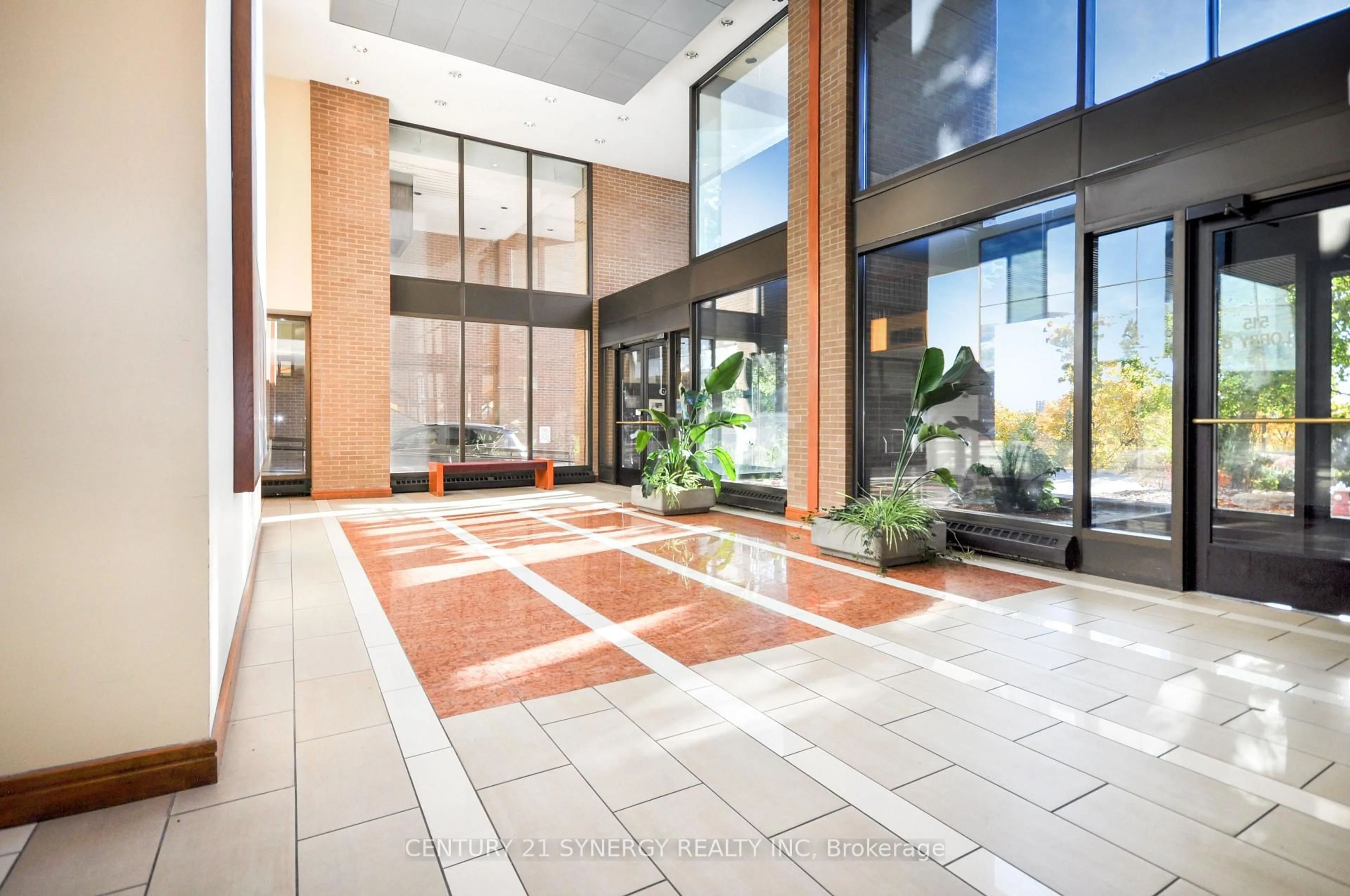 Indoor foyer for 515 ST LAURENT Blvd #631, Ottawa Ontario K1K 3X5
