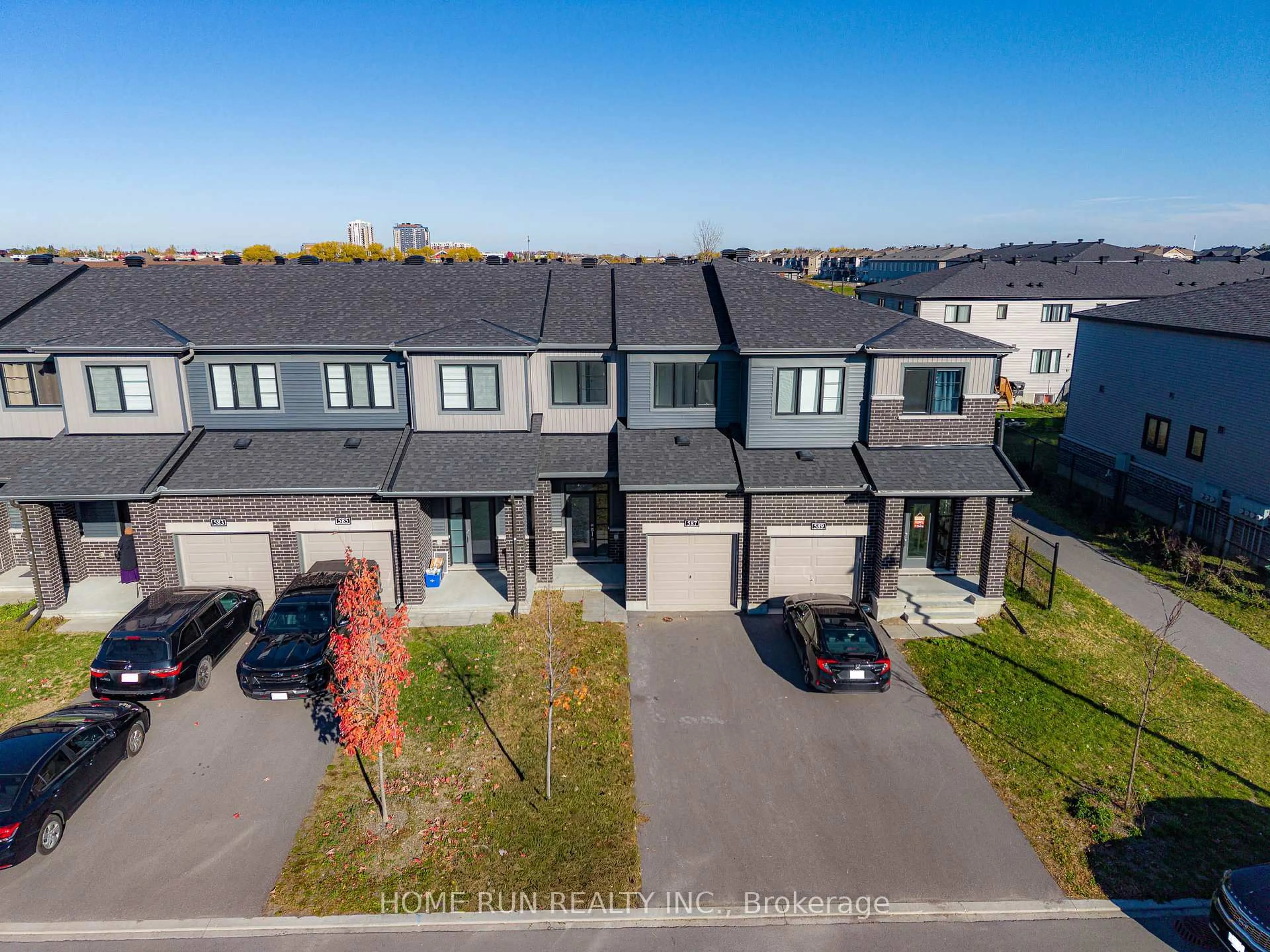 A pic from outside/outdoor area/front of a property/back of a property/a pic from drone, unknown for 587 Lilith St, Ottawa Ontario K2J 6Z5