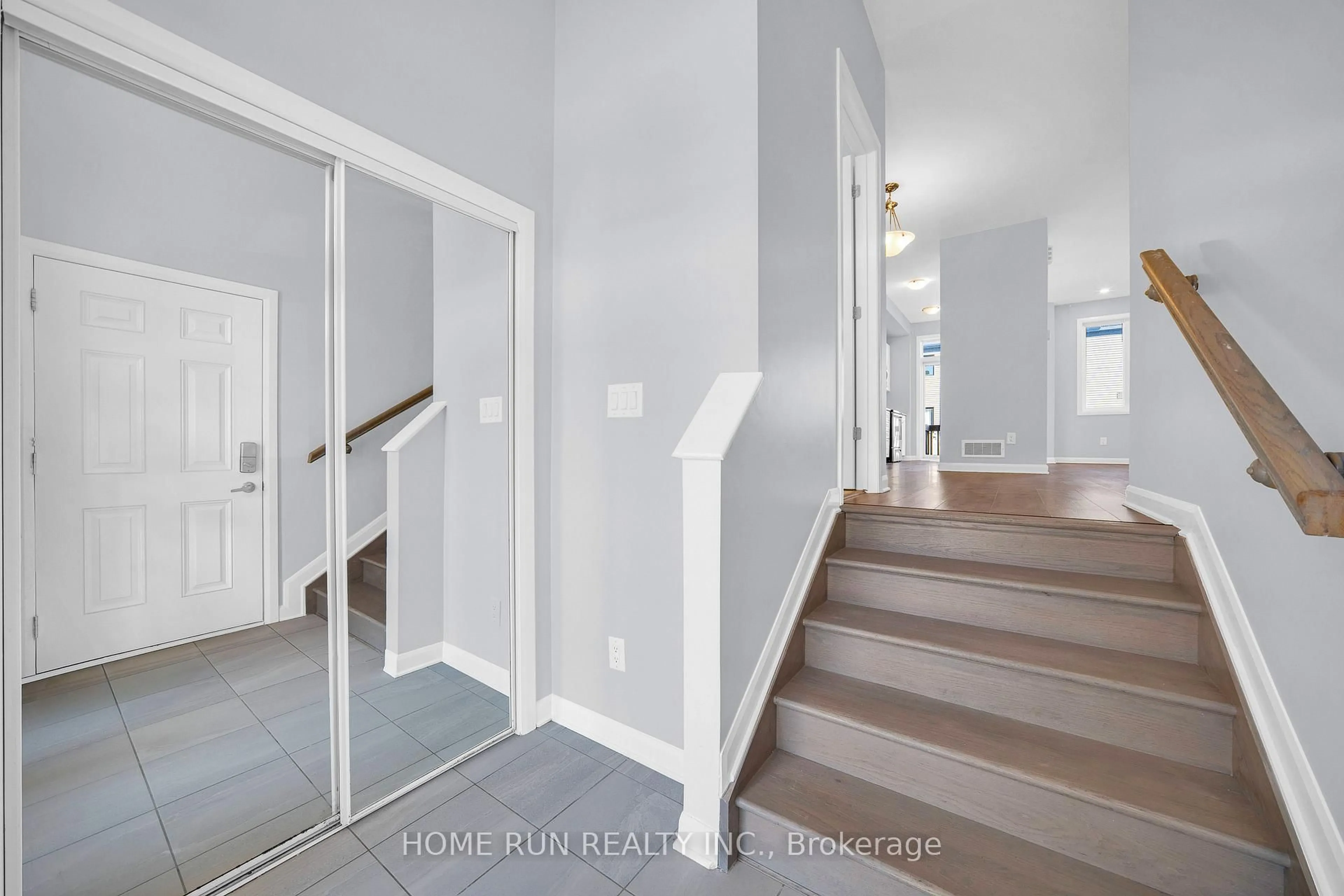 Indoor entryway for 587 Lilith St, Ottawa Ontario K2J 6Z5