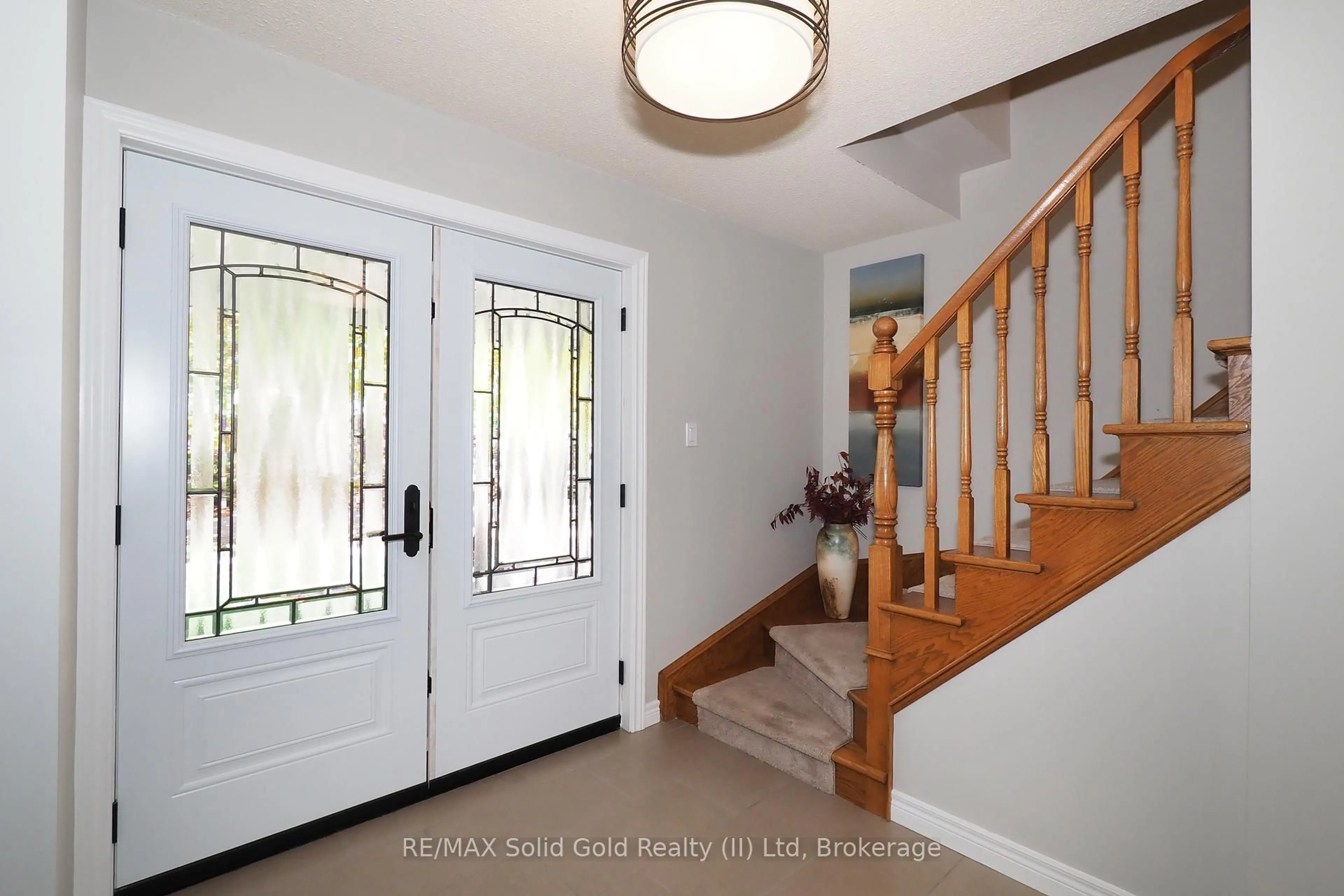 Indoor entryway for 375 Crimson Dr, Waterloo Ontario N2K 2V2