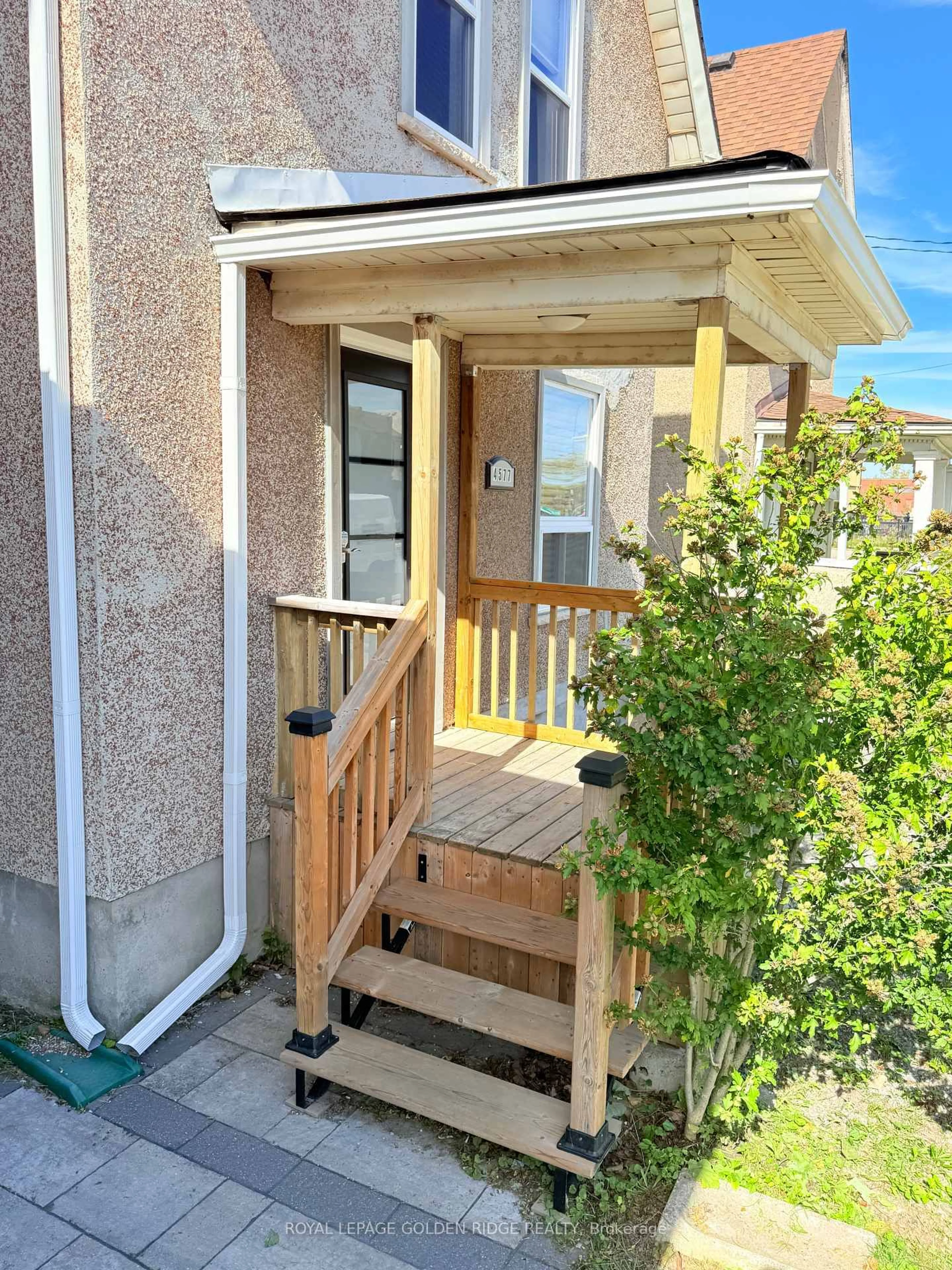 Indoor entryway for 4577 Victoria Ave, Niagara Falls Ontario L2E 4B5