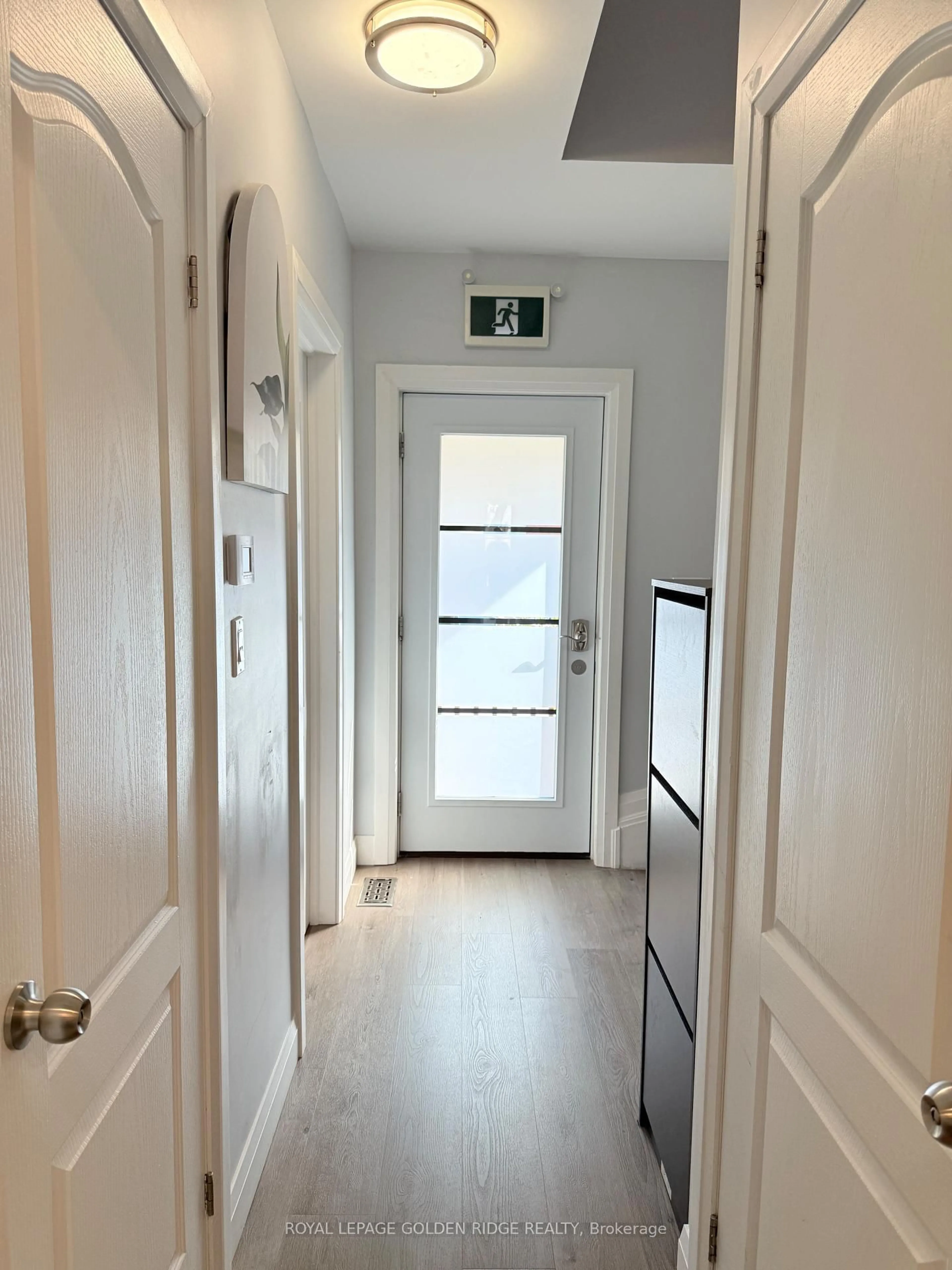 Indoor foyer for 4577 Victoria Ave, Niagara Falls Ontario L2E 4B5
