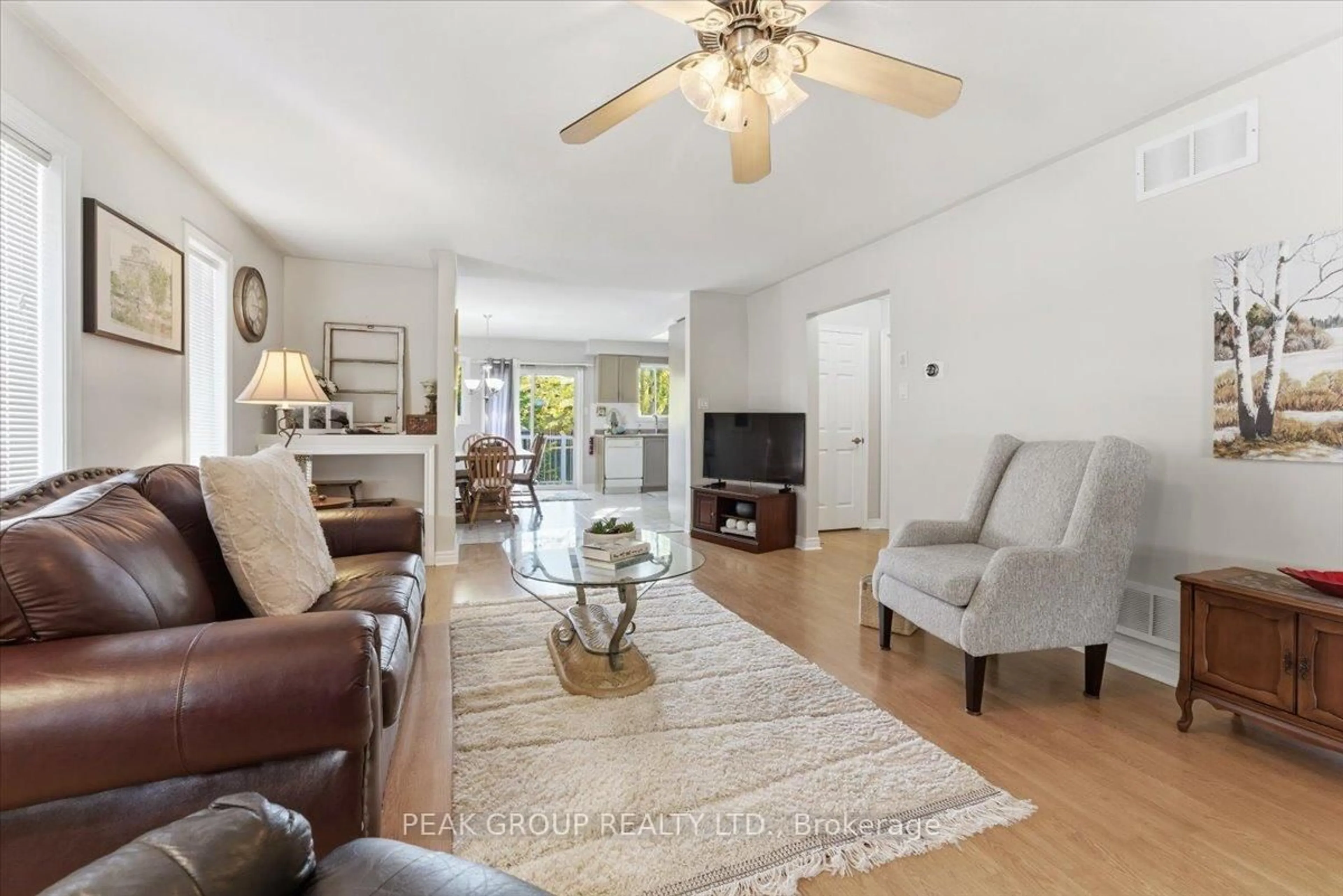 Living room with furniture, unknown for 35 Jackson Crt, Welland Ontario L3C 7G4