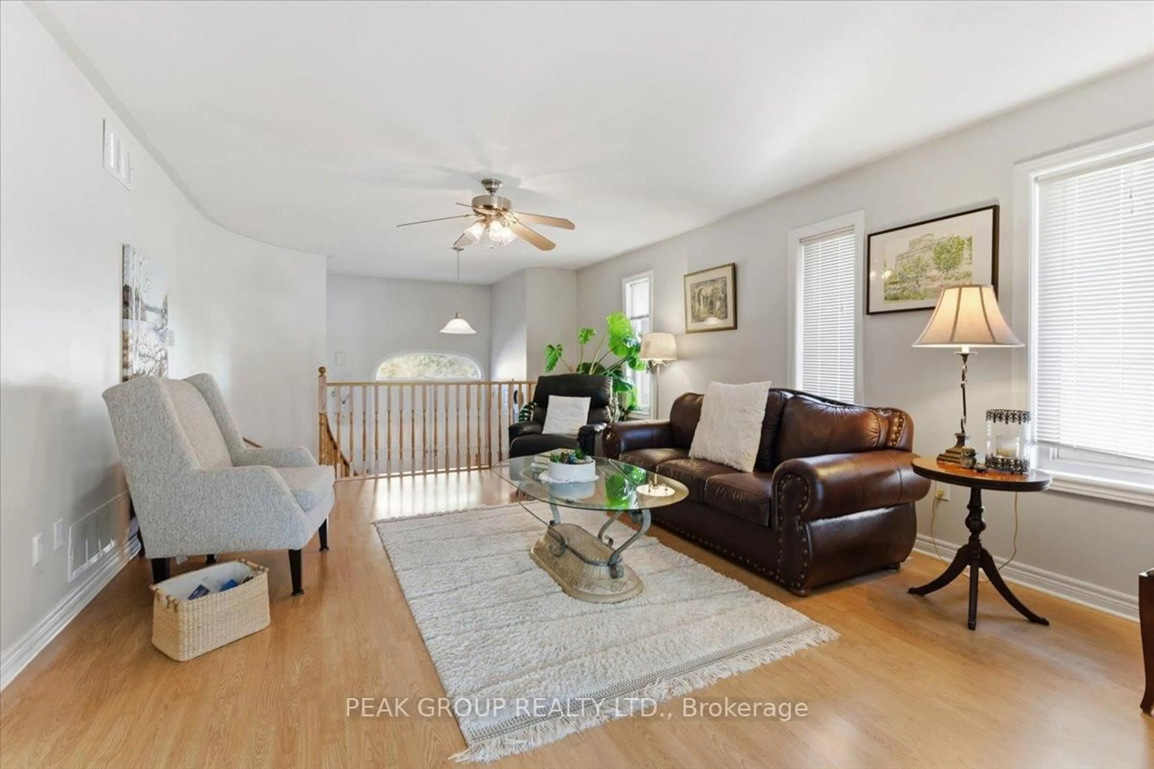 Living room with furniture, wood/laminate floor for 35 Jackson Crt, Welland Ontario L3C 7G4