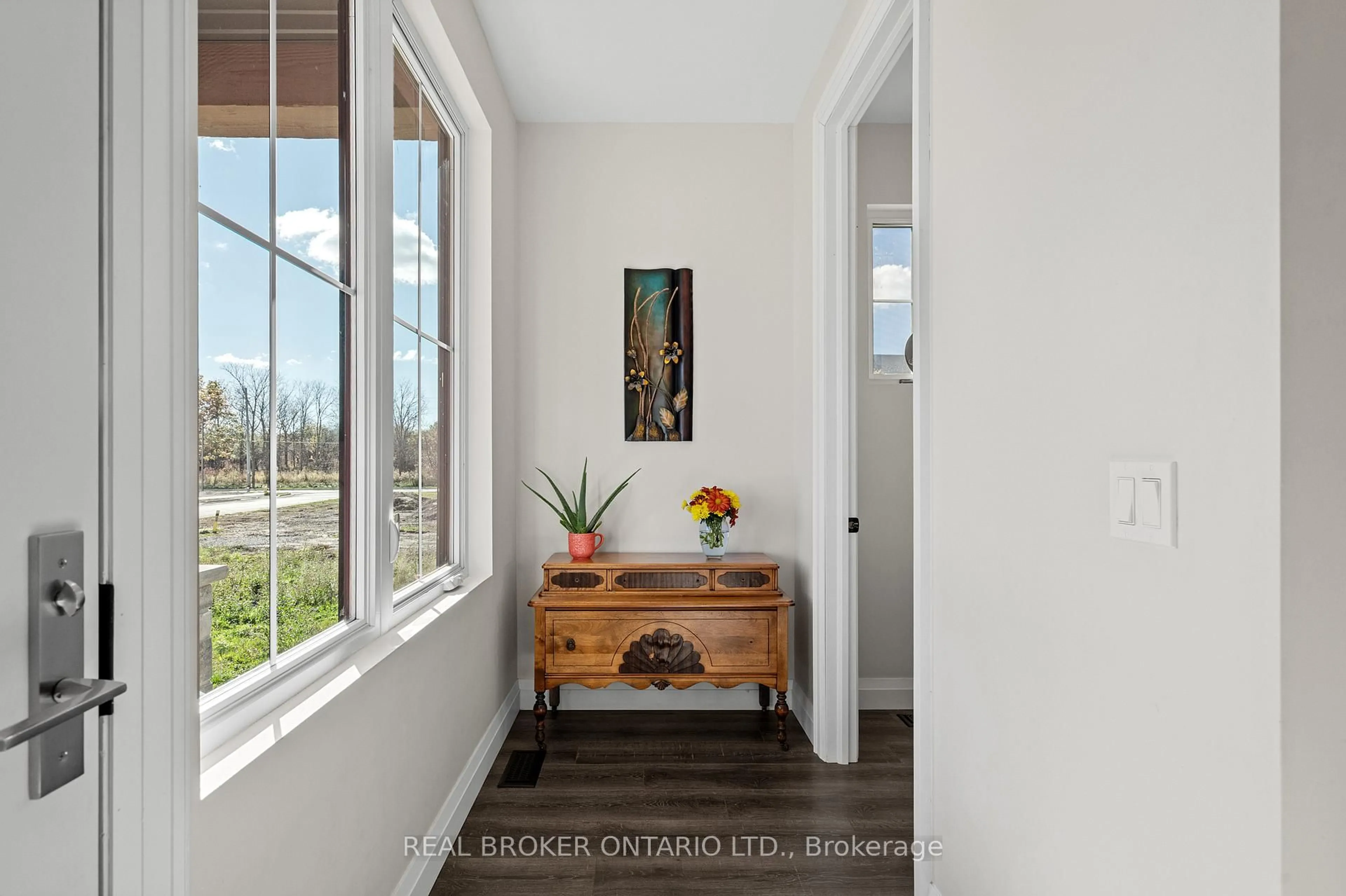 Indoor entryway for 92 Ivy Cres, Thorold Ontario L2V 0J9