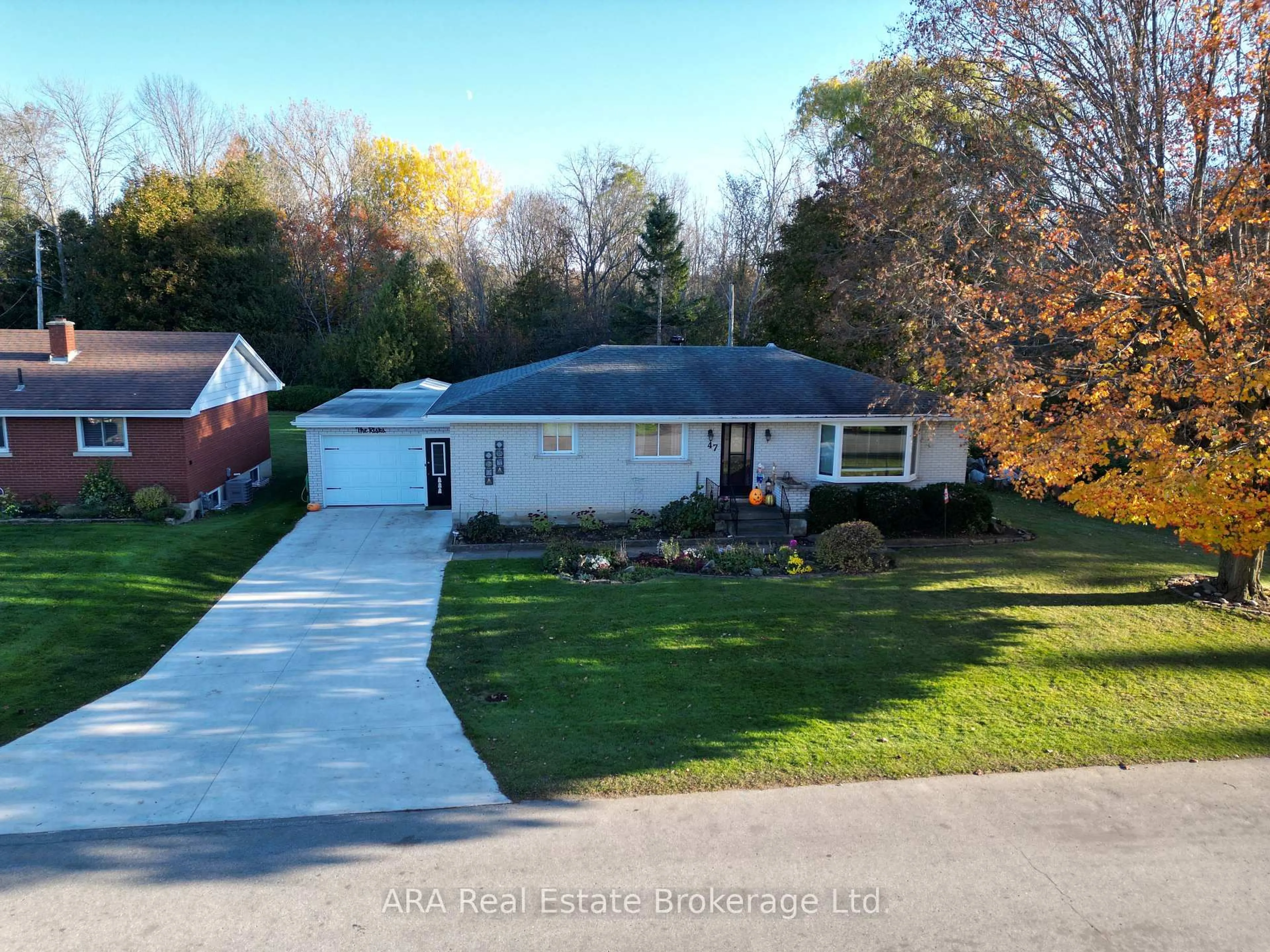 A pic from outside/outdoor area/front of a property/back of a property/a pic from drone, street for 47 Burton St, Meaford Ontario N4L 1C9