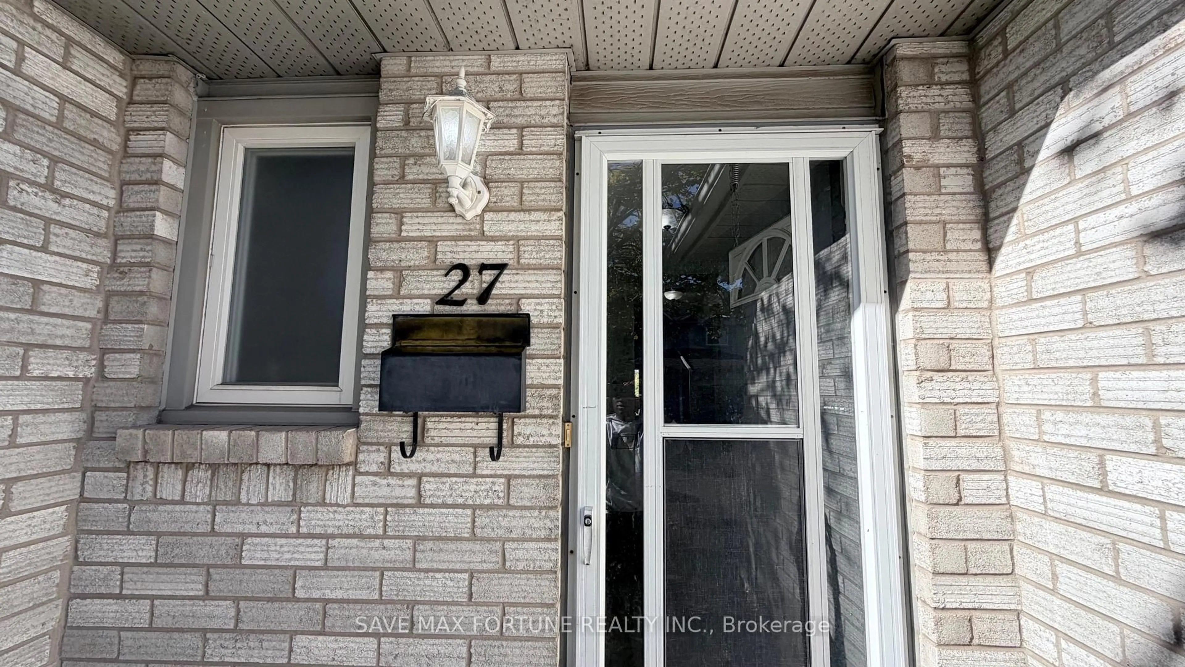 Indoor entryway for 1 Royalwood Crt #27, Hamilton Ontario L8E 4Y2