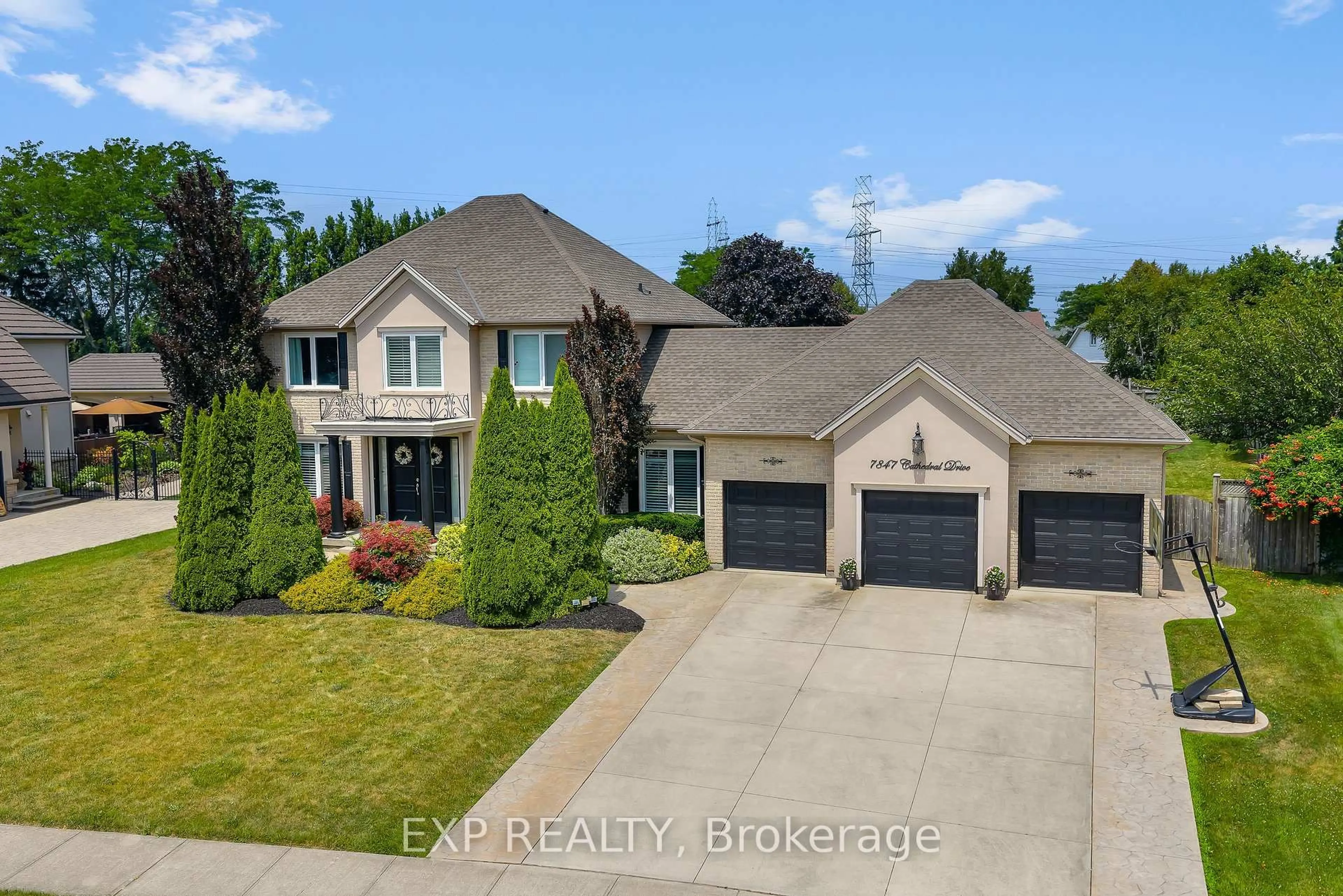 A pic from outside/outdoor area/front of a property/back of a property/a pic from drone, street for 7847 Cathedral Dr, Niagara Falls Ontario L2H 2Z3