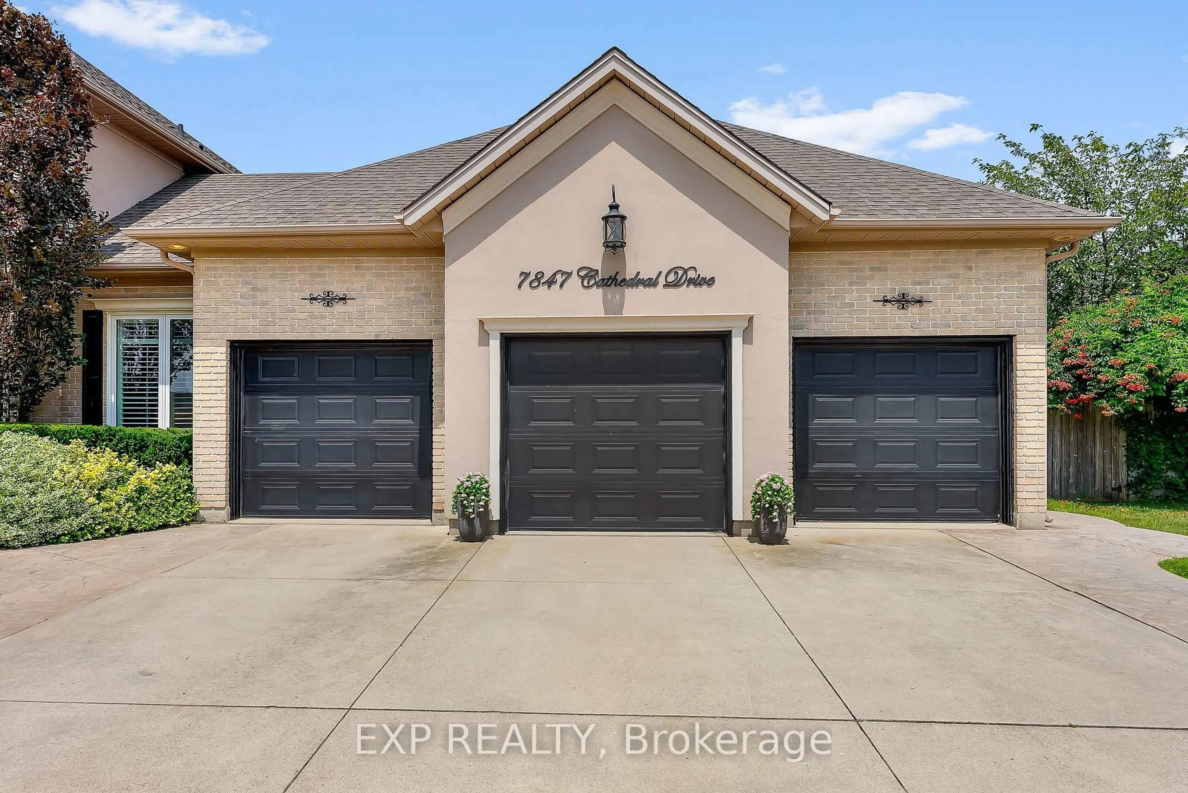 Indoor garage for 7847 Cathedral Dr, Niagara Falls Ontario L2H 2Z3