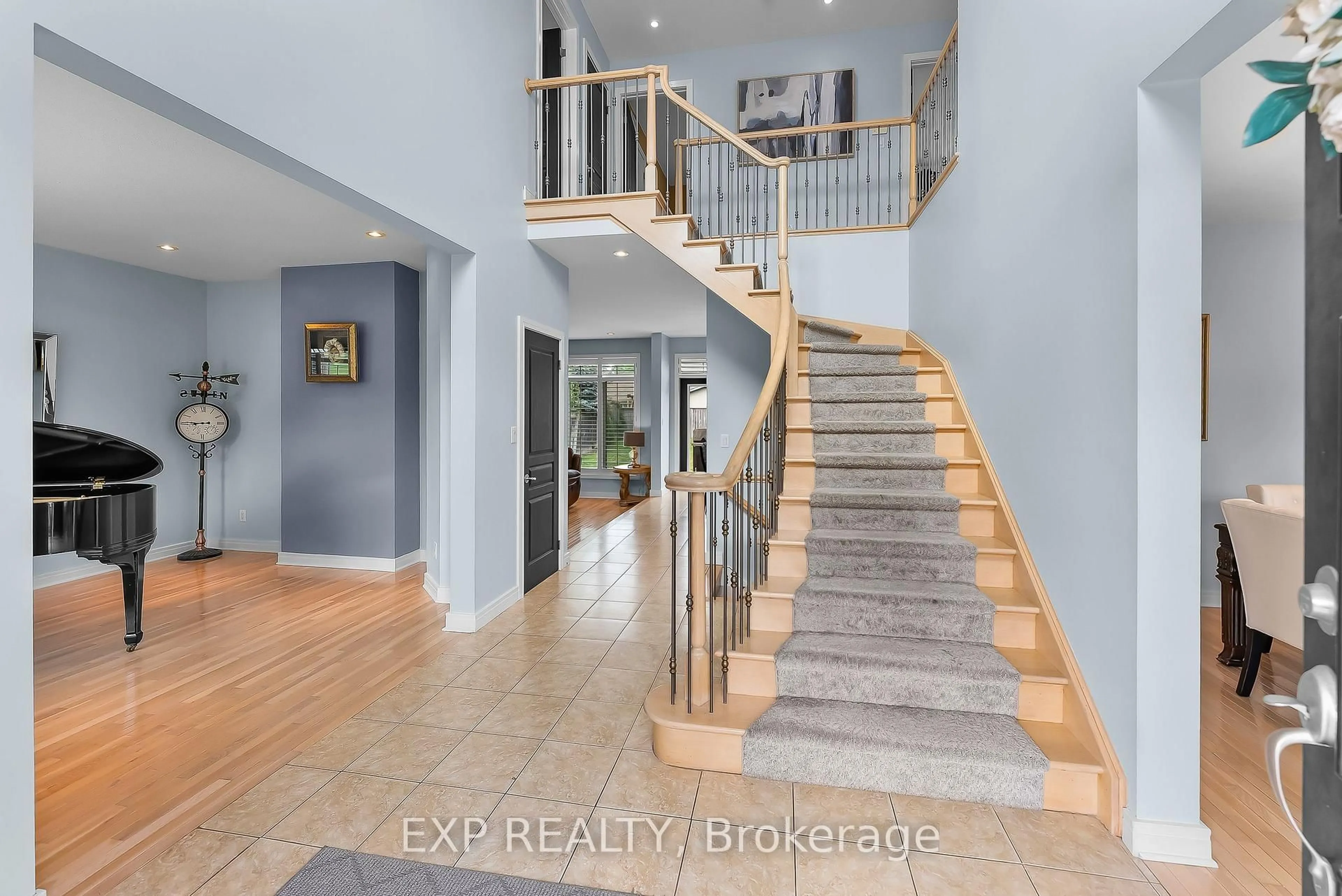 Indoor entryway for 7847 Cathedral Dr, Niagara Falls Ontario L2H 2Z3