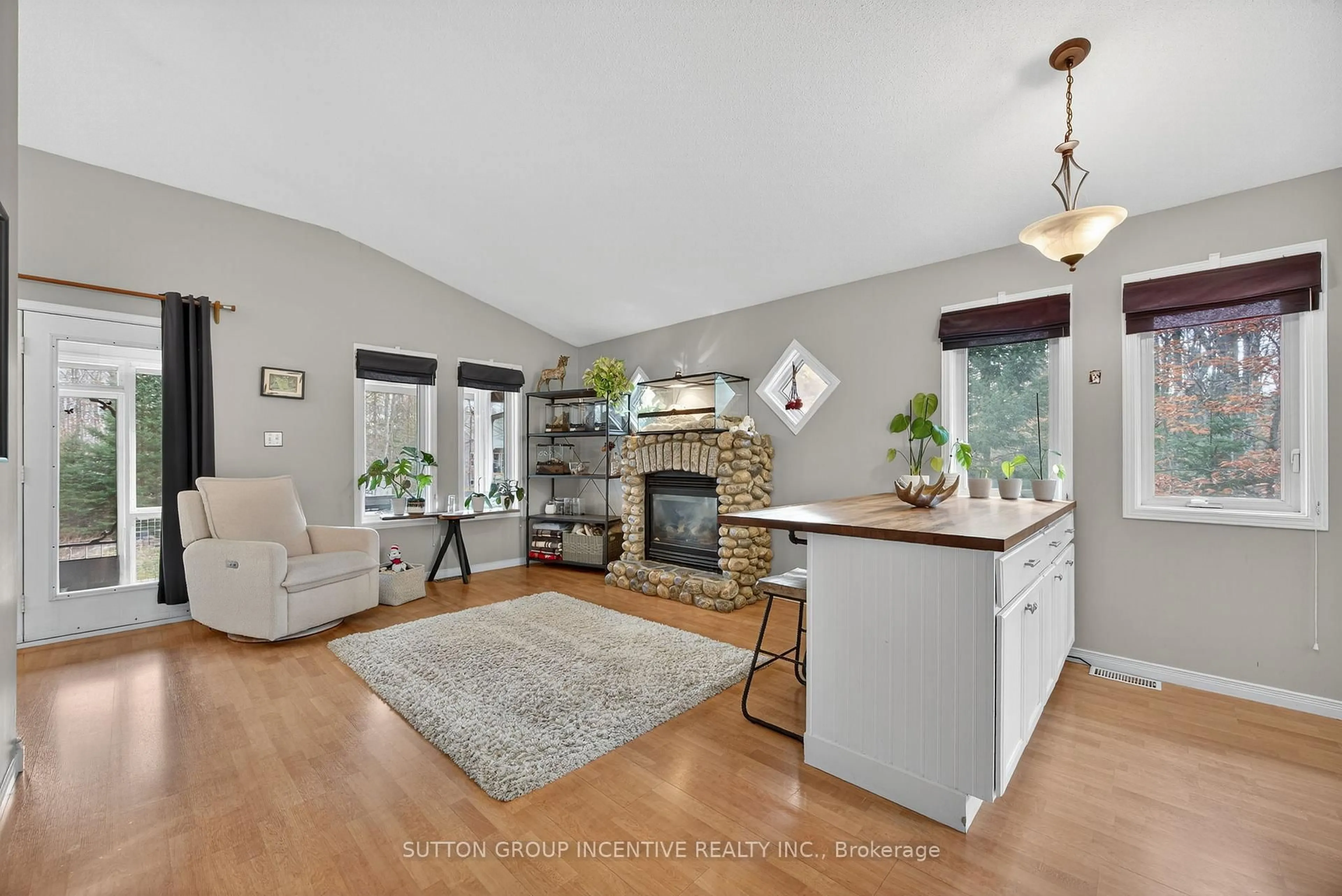 Open concept kitchen, unknown for 351 CHUB LAKE Rd, Huntsville Ontario P1H 1S4