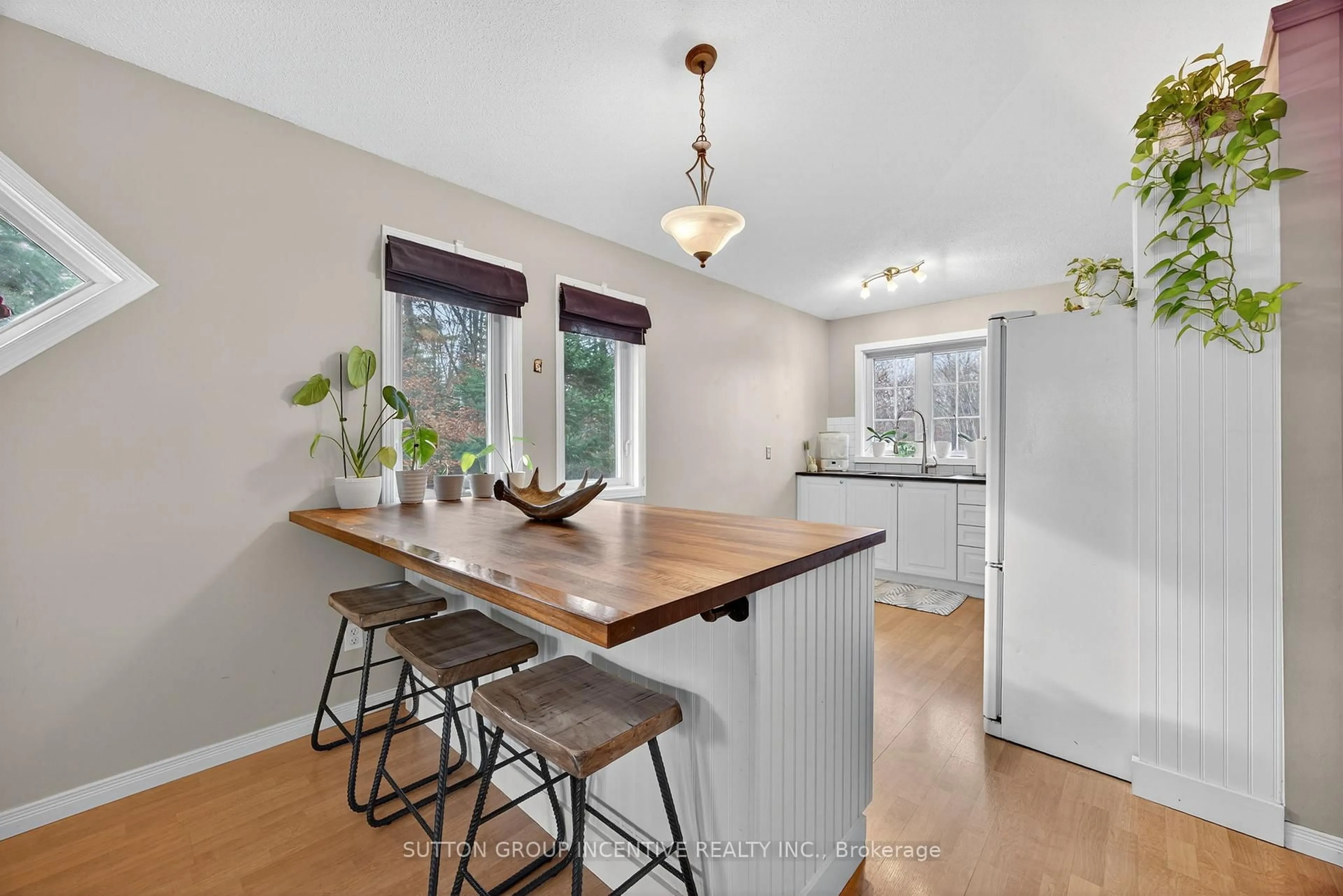 Open concept kitchen, wood/laminate floor for 351 CHUB LAKE Rd, Huntsville Ontario P1H 1S4