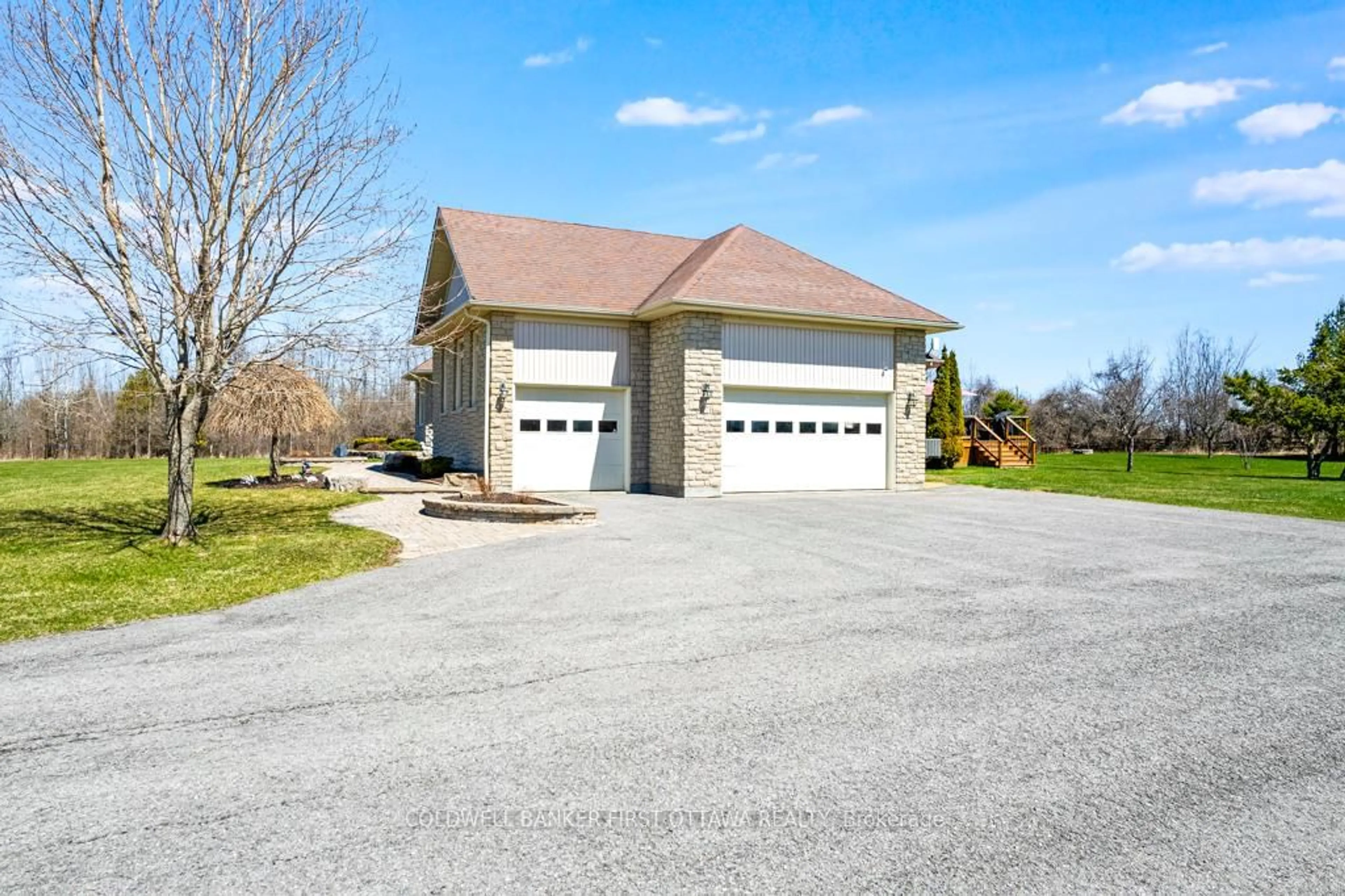 Indoor garage for 556 West Point Dr, Perth Ontario K7H 3C7