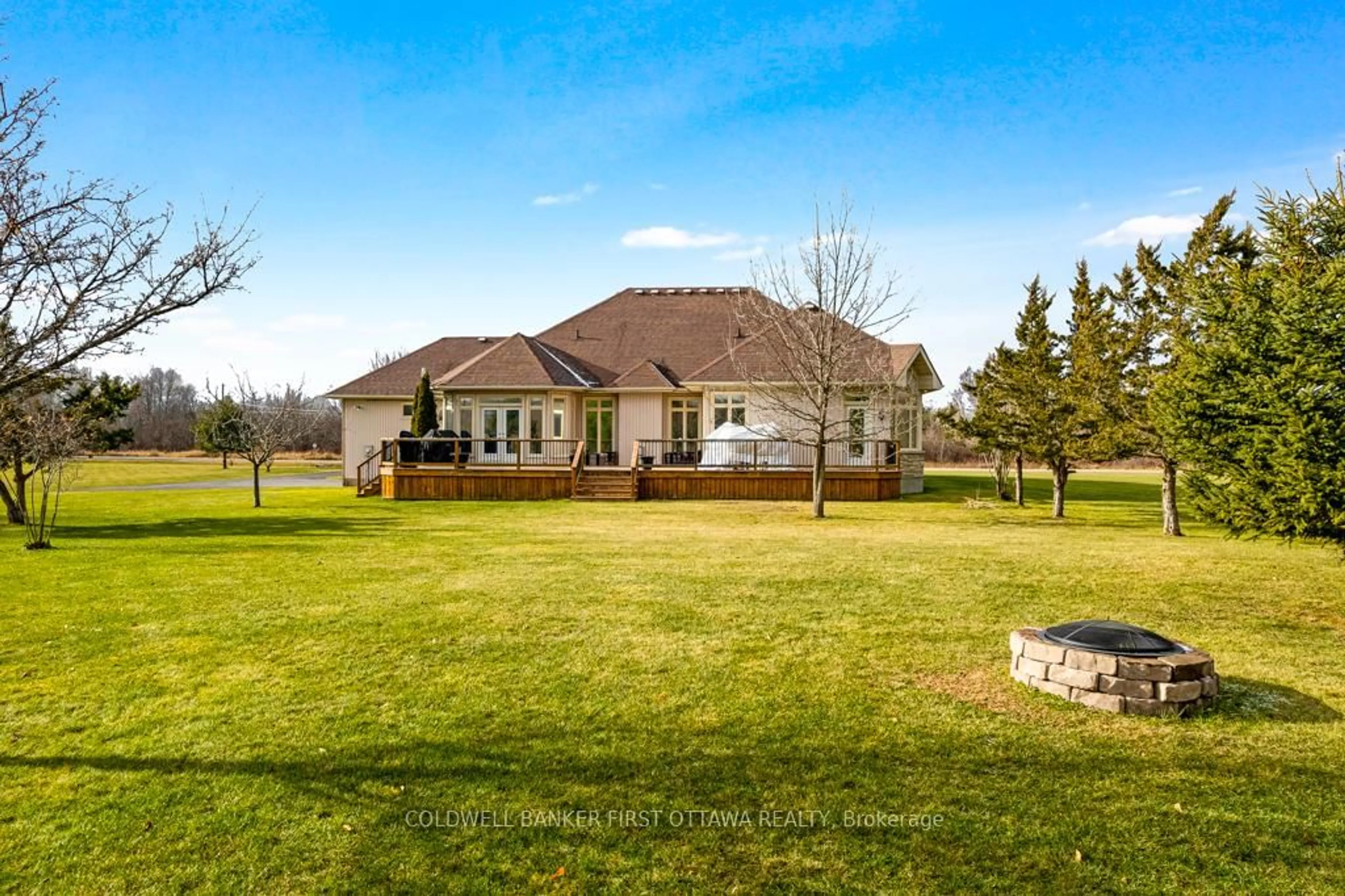 A pic from outside/outdoor area/front of a property/back of a property/a pic from drone, unknown for 556 West Point Dr, Perth Ontario K7H 3C7