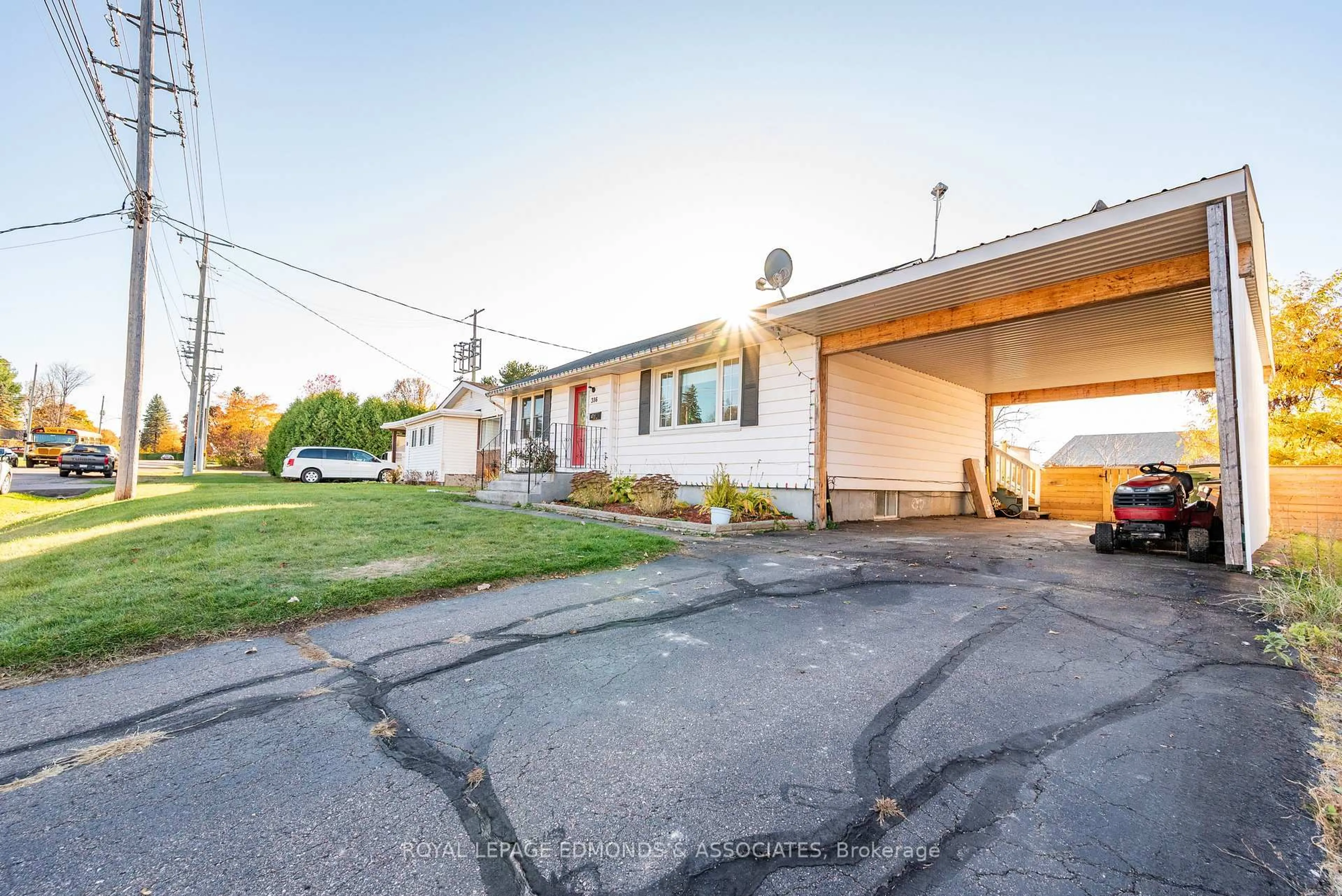 A pic from outside/outdoor area/front of a property/back of a property/a pic from drone, street for 386 Fraser St, Pembroke Ontario K8A 1Y6