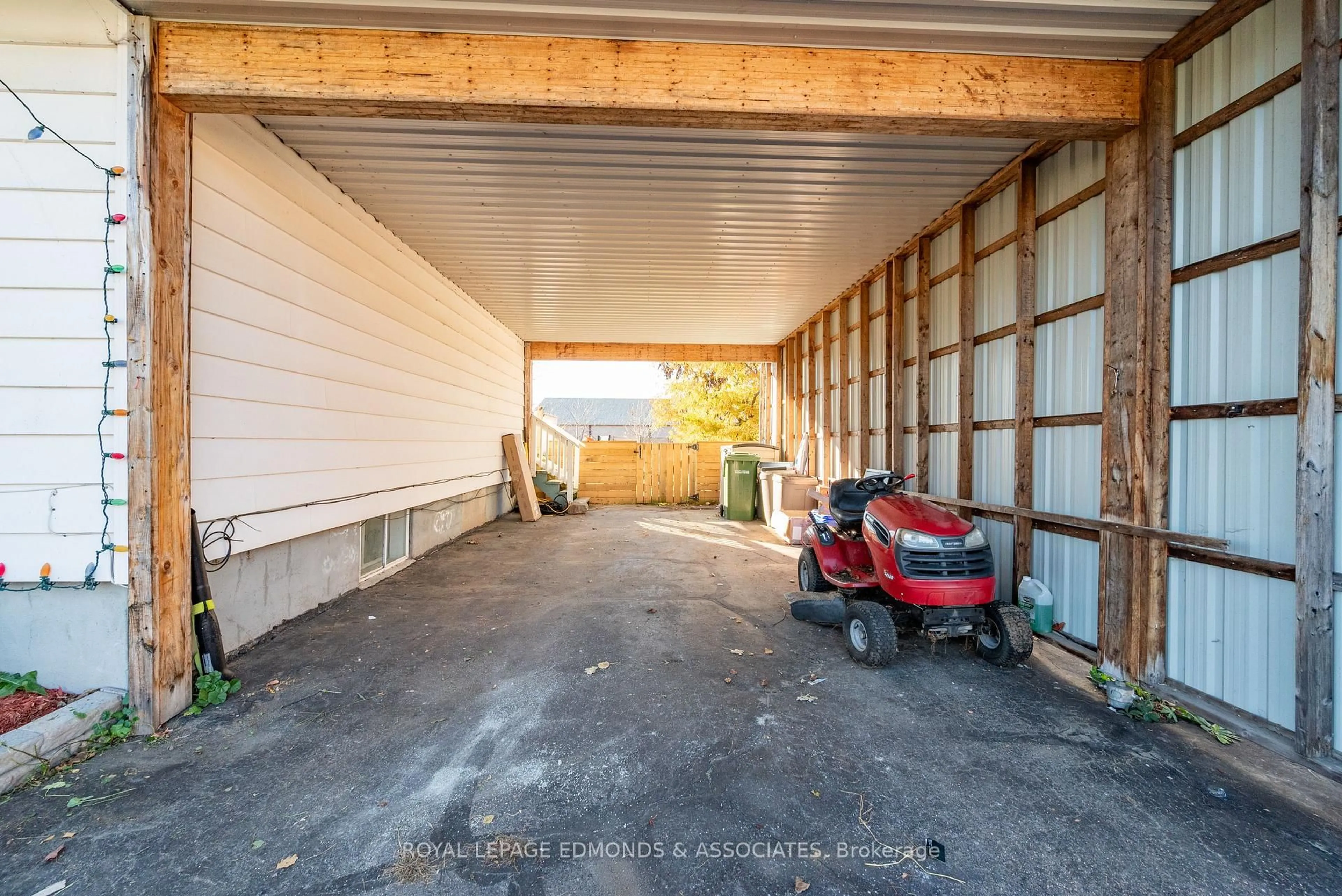Indoor garage for 386 Fraser St, Pembroke Ontario K8A 1Y6