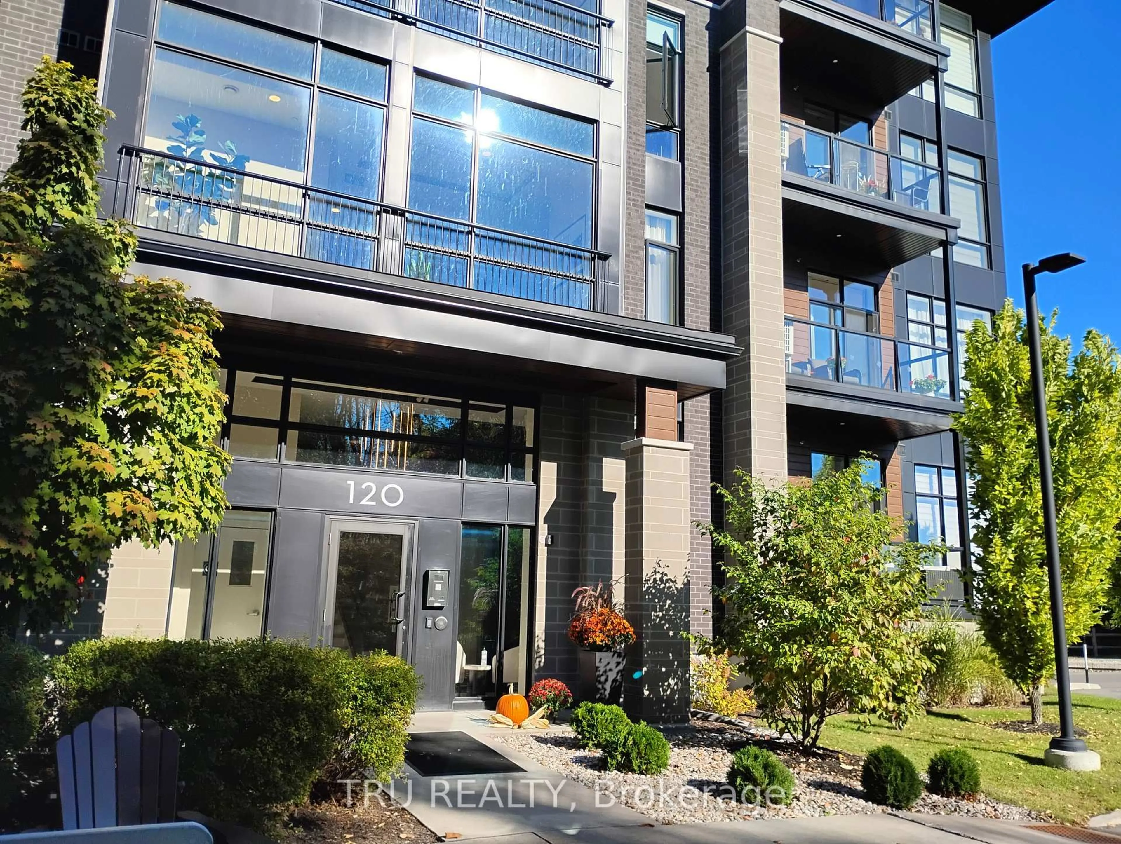 Indoor foyer for 120 Cortile Private #201, Ottawa Ontario K1V 2S8