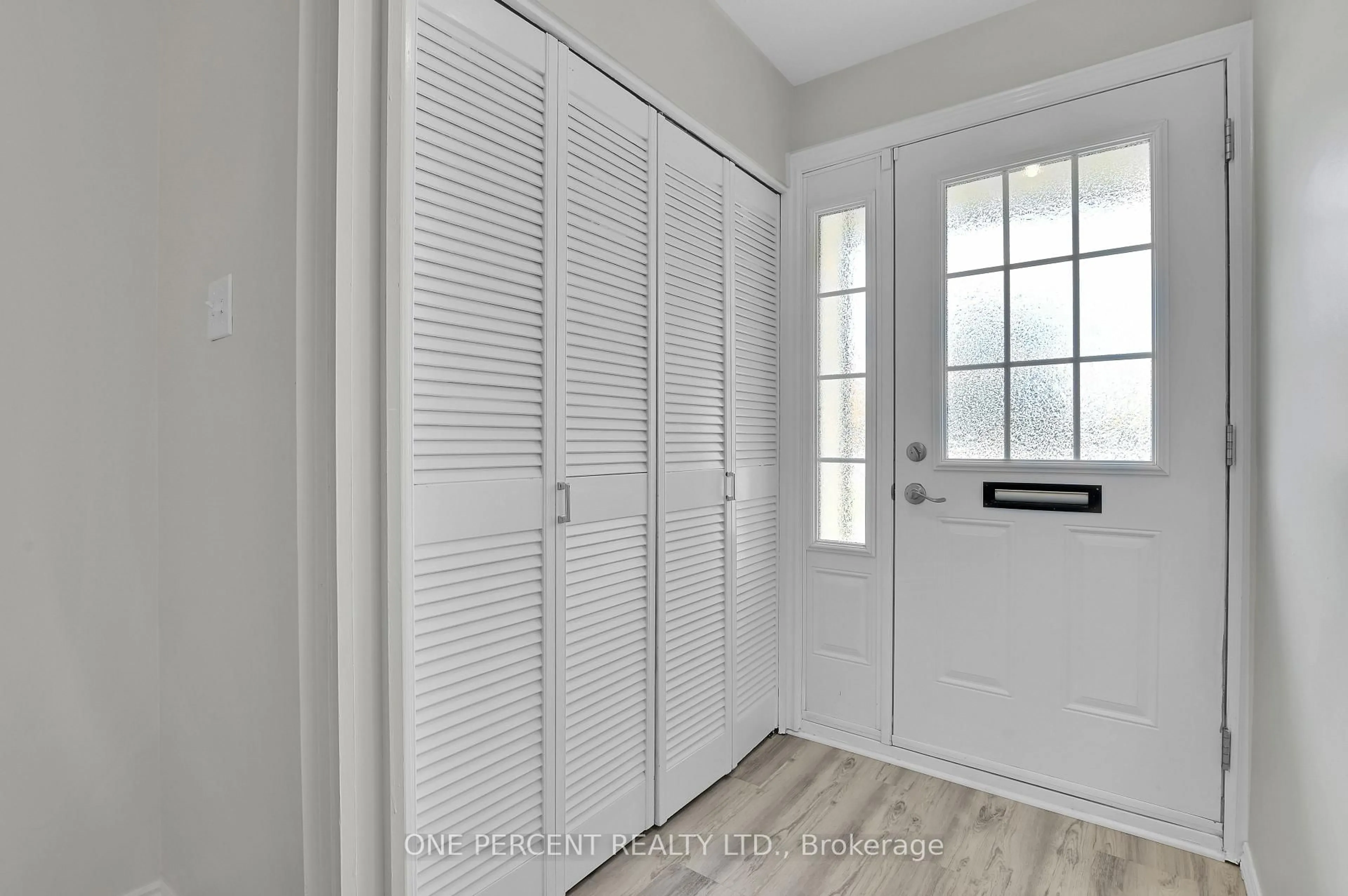 Indoor entryway for 1511 FISHER Ave, Ottawa Ontario K2C 3M8