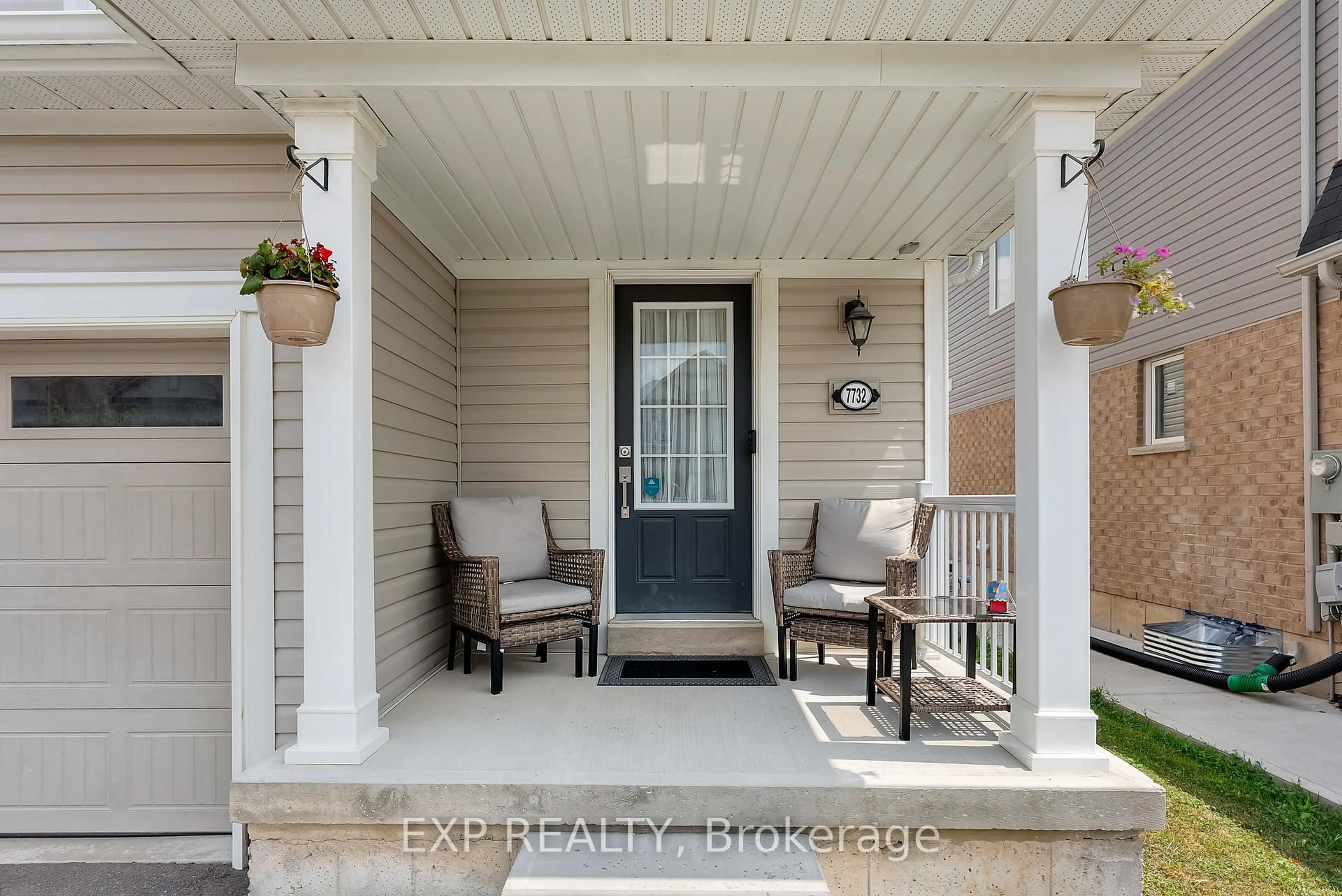 Indoor entryway for 7732 REDBUD Lane, Niagara Falls Ontario L2H 3R9