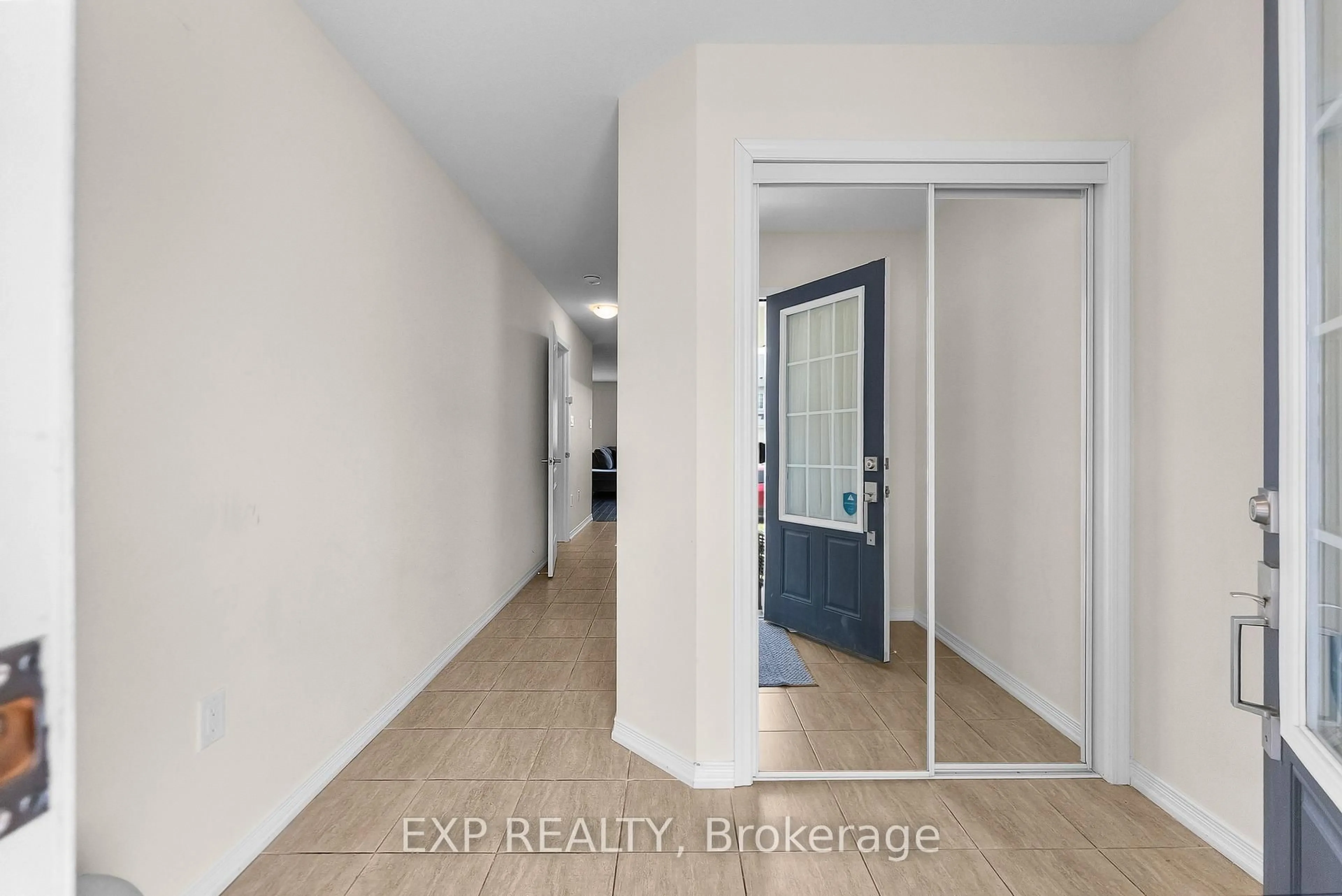 Indoor entryway for 7732 REDBUD Lane, Niagara Falls Ontario L2H 3R9