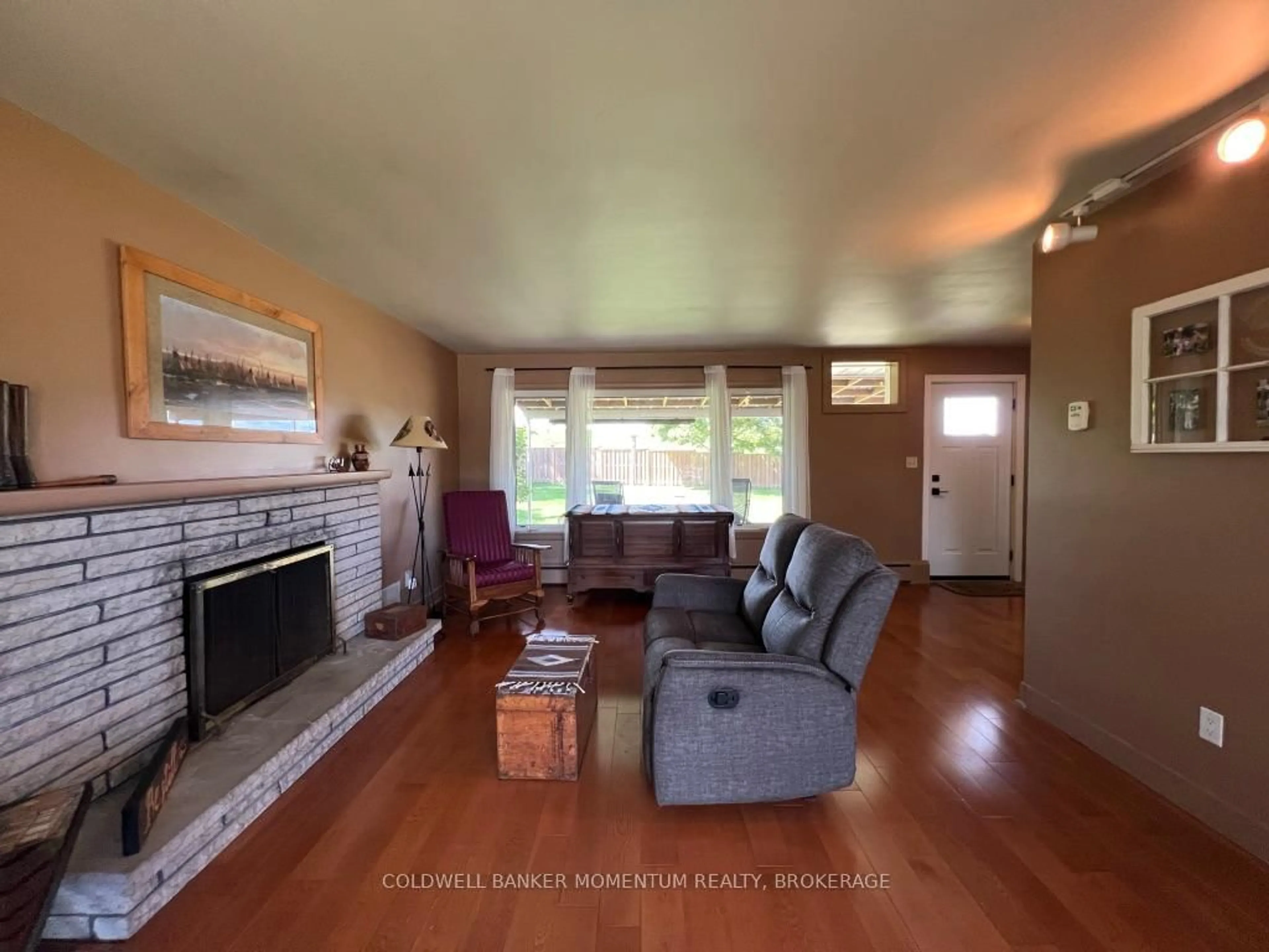 Living room with furniture, wood/laminate floor for 3834 Victoria Ave, Lincoln Ontario L0R 2C0