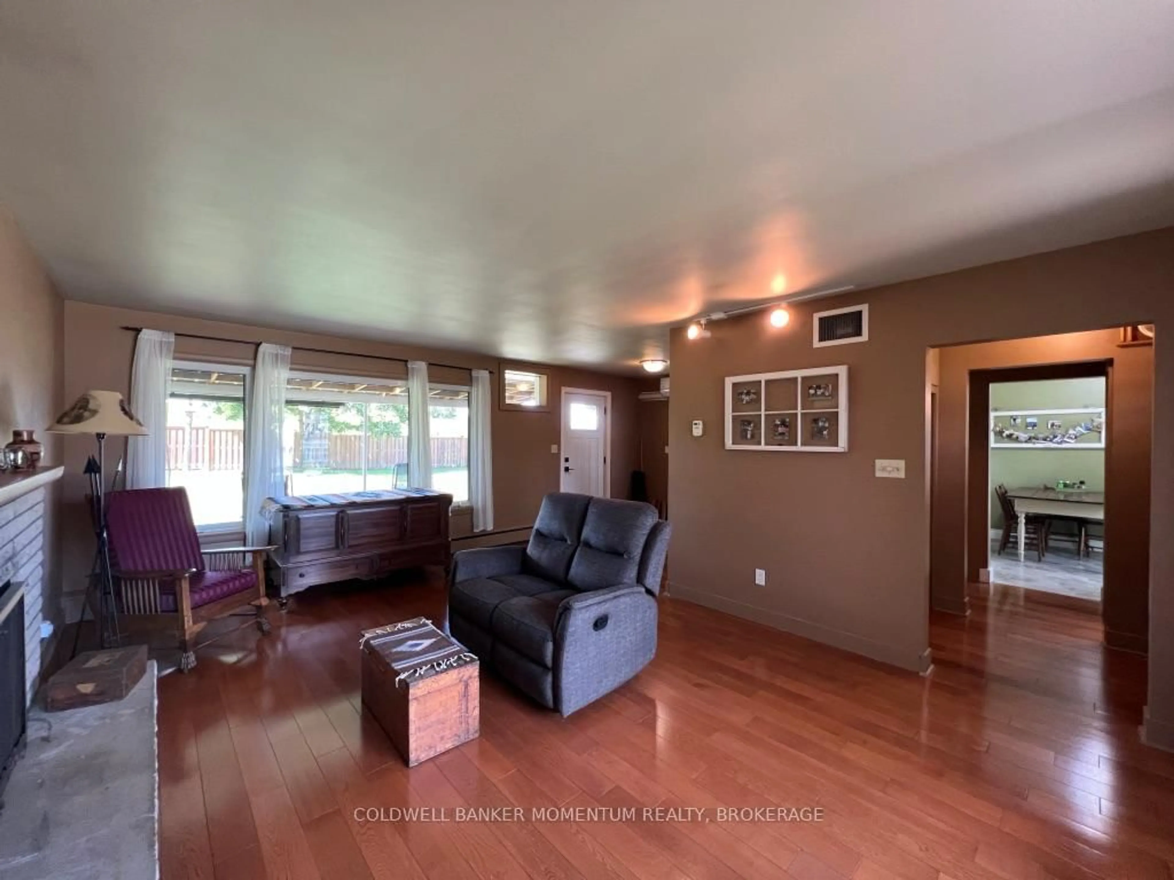 Living room with furniture, wood/laminate floor for 3834 Victoria Ave, Lincoln Ontario L0R 2C0