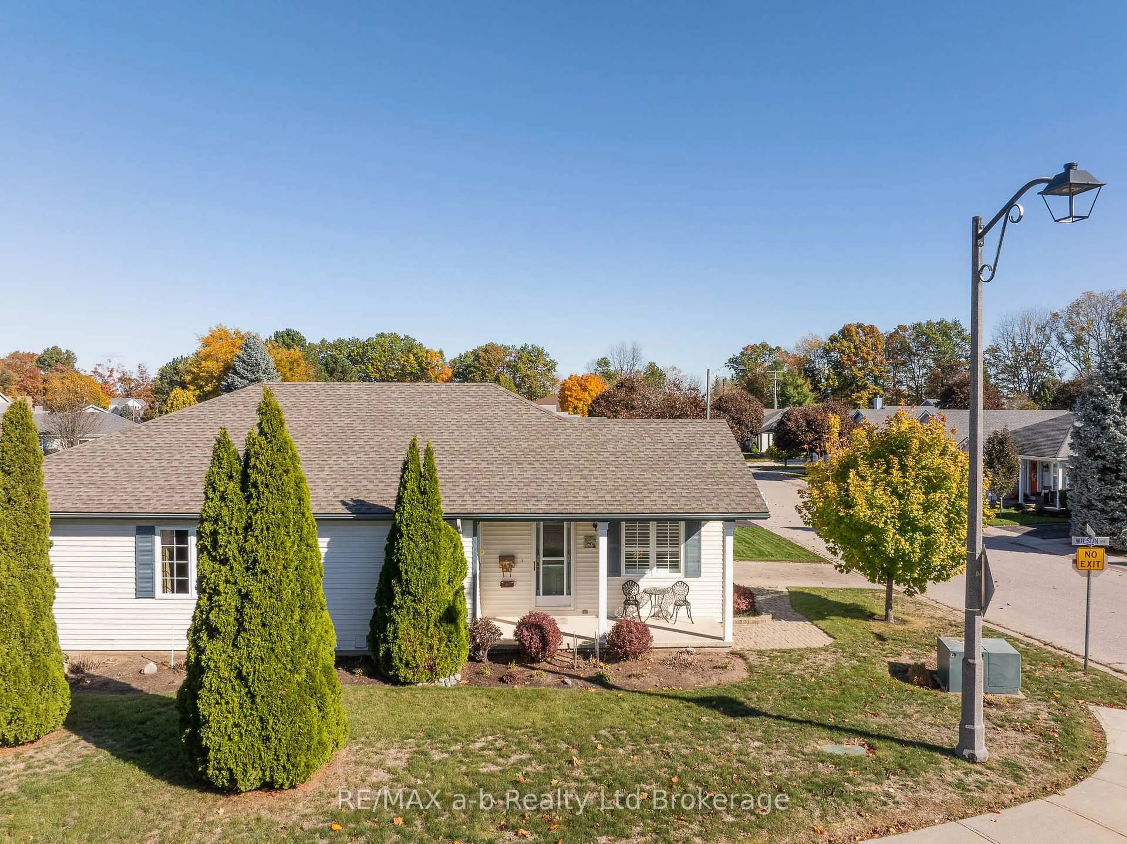 A pic from outside/outdoor area/front of a property/back of a property/a pic from drone, street for 2 Balazs Crt, Tillsonburg Ontario N4G 5V5