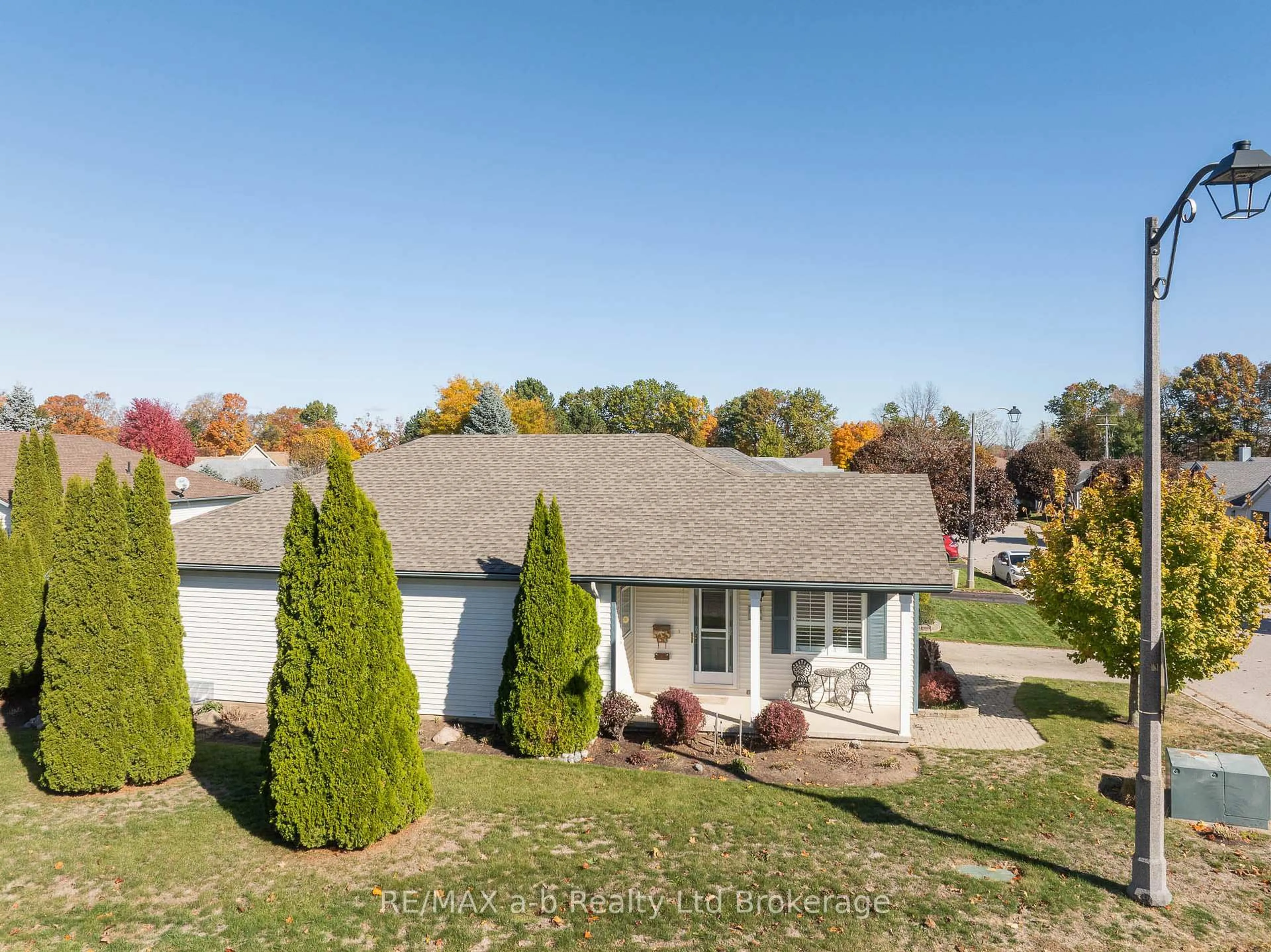 A pic from outside/outdoor area/front of a property/back of a property/a pic from drone, street for 2 Balazs Crt, Tillsonburg Ontario N4G 5V5