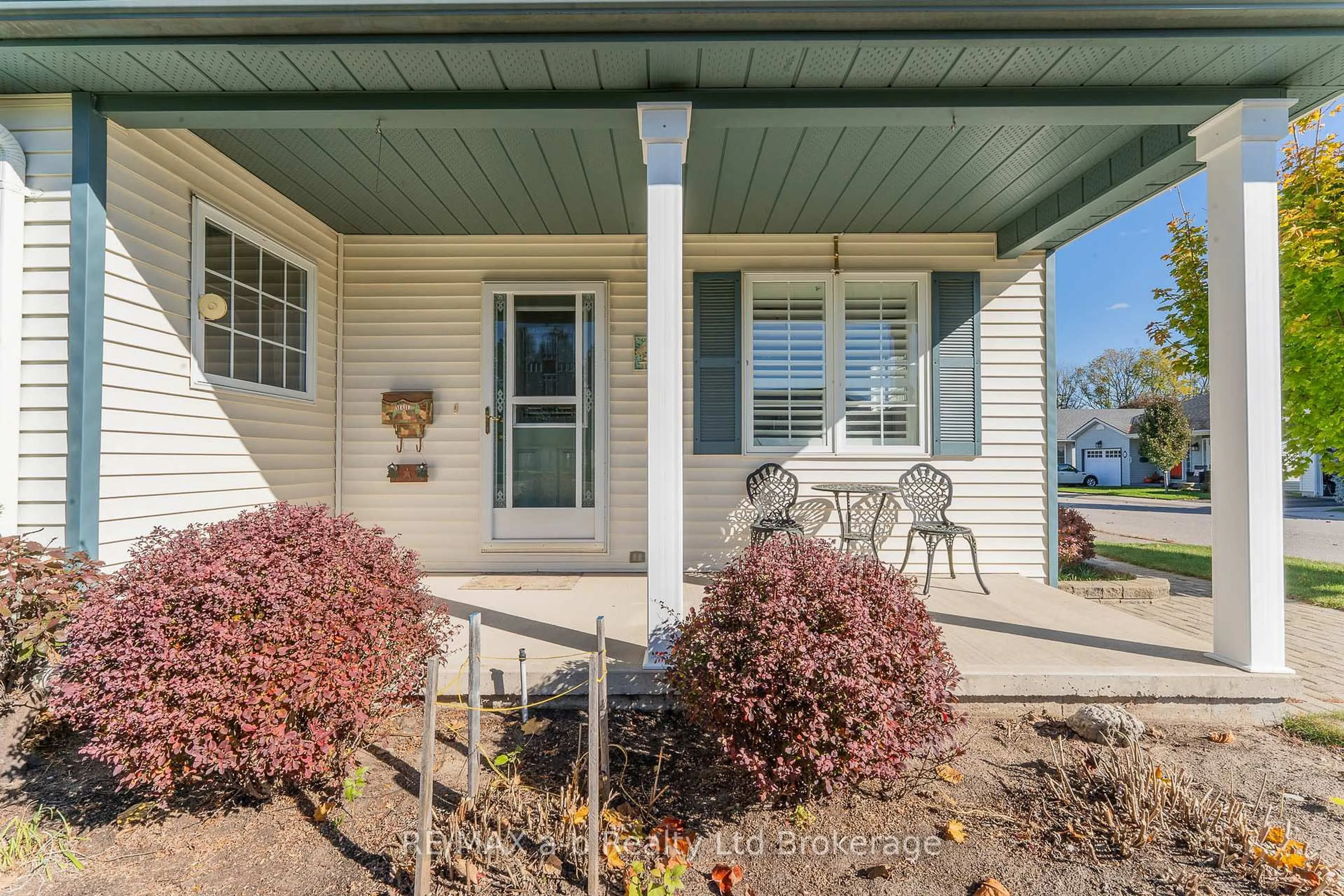 Home with vinyl exterior material, unknown for 2 Balazs Crt, Tillsonburg Ontario N4G 5V5