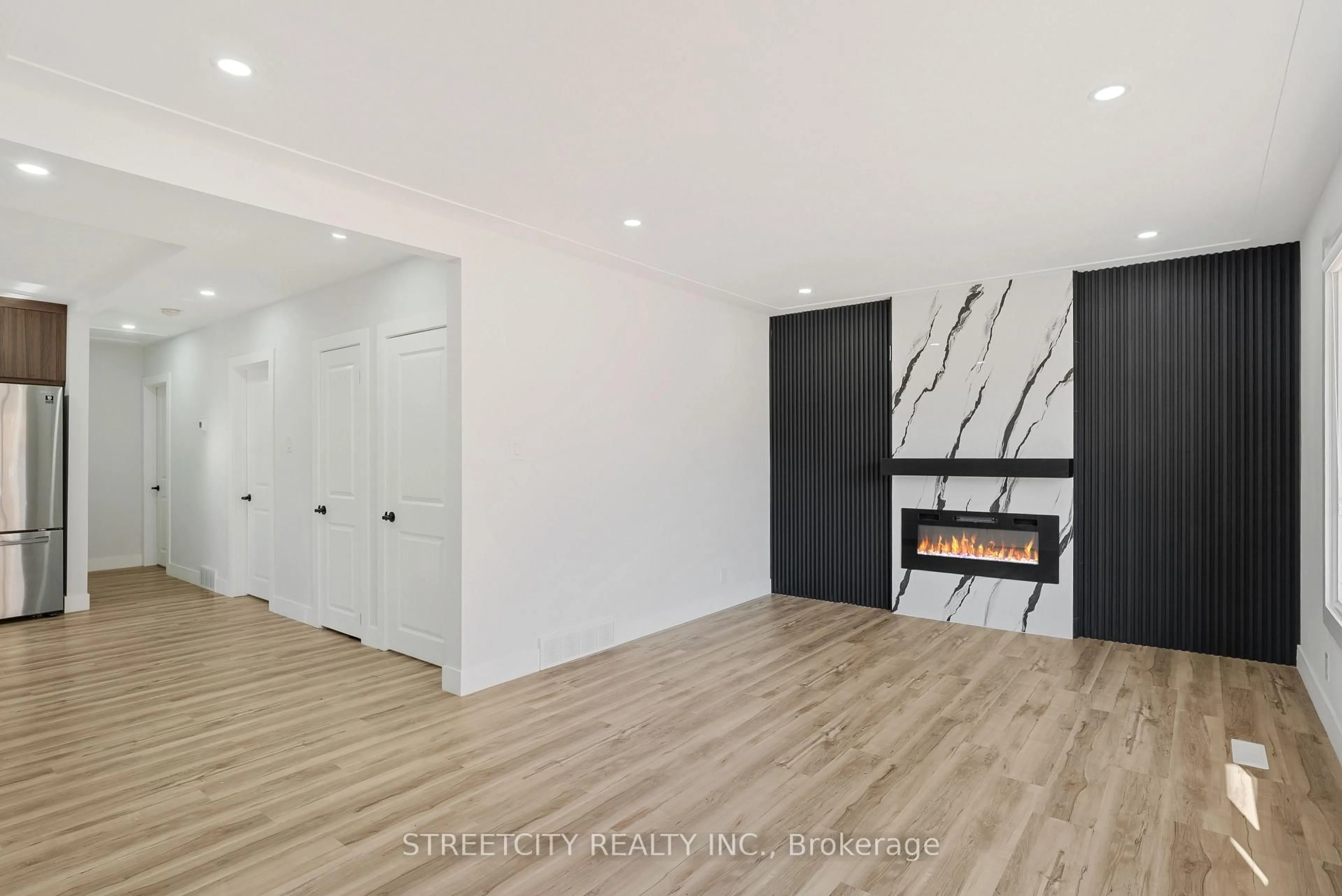 Indoor entryway for 53 Susan Ave, London East Ontario N5V 2G1