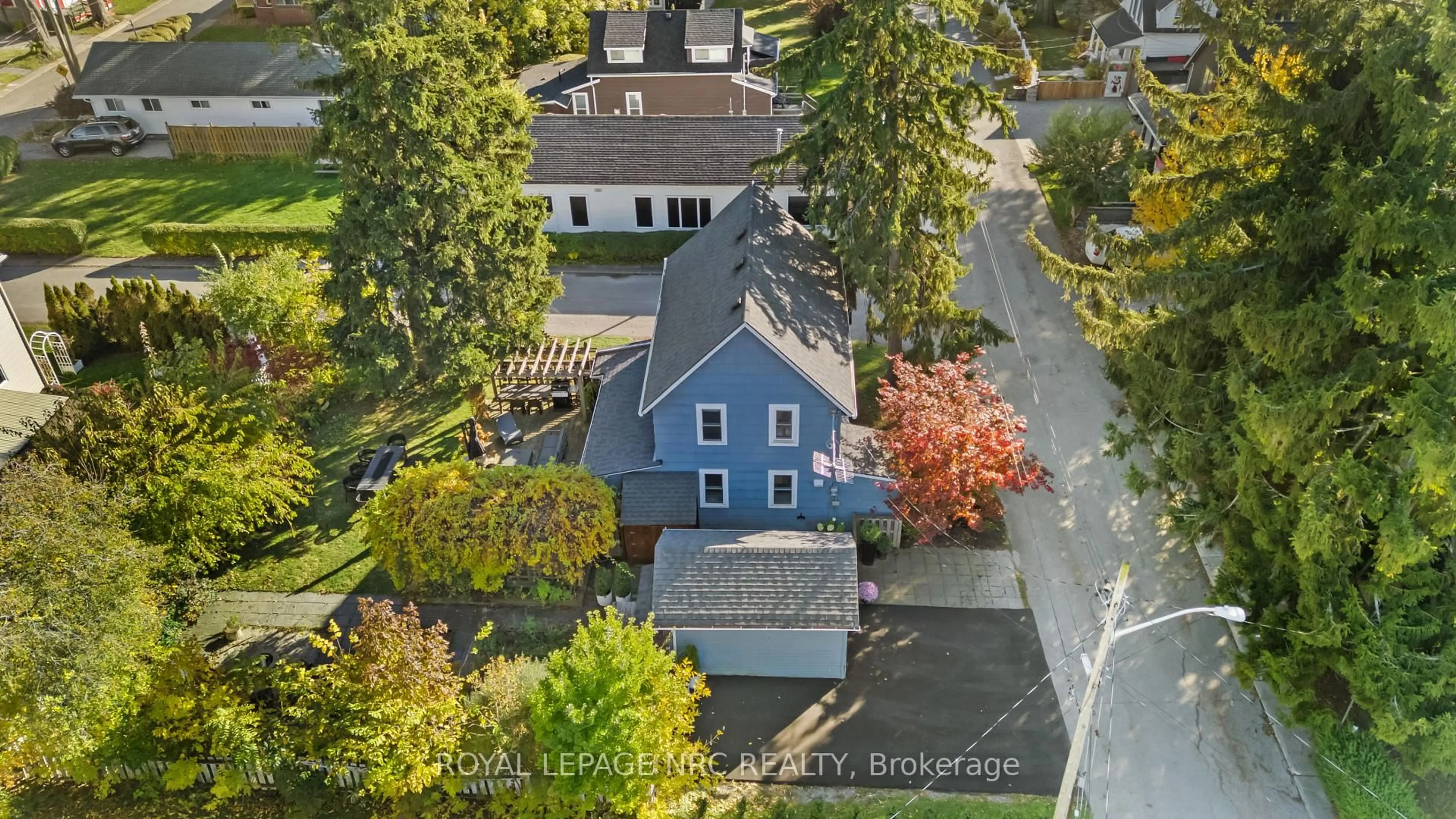 A pic from outside/outdoor area/front of a property/back of a property/a pic from drone, street for 391 CAMBRIDGE Rd, Fort Erie Ontario L0S 1B0