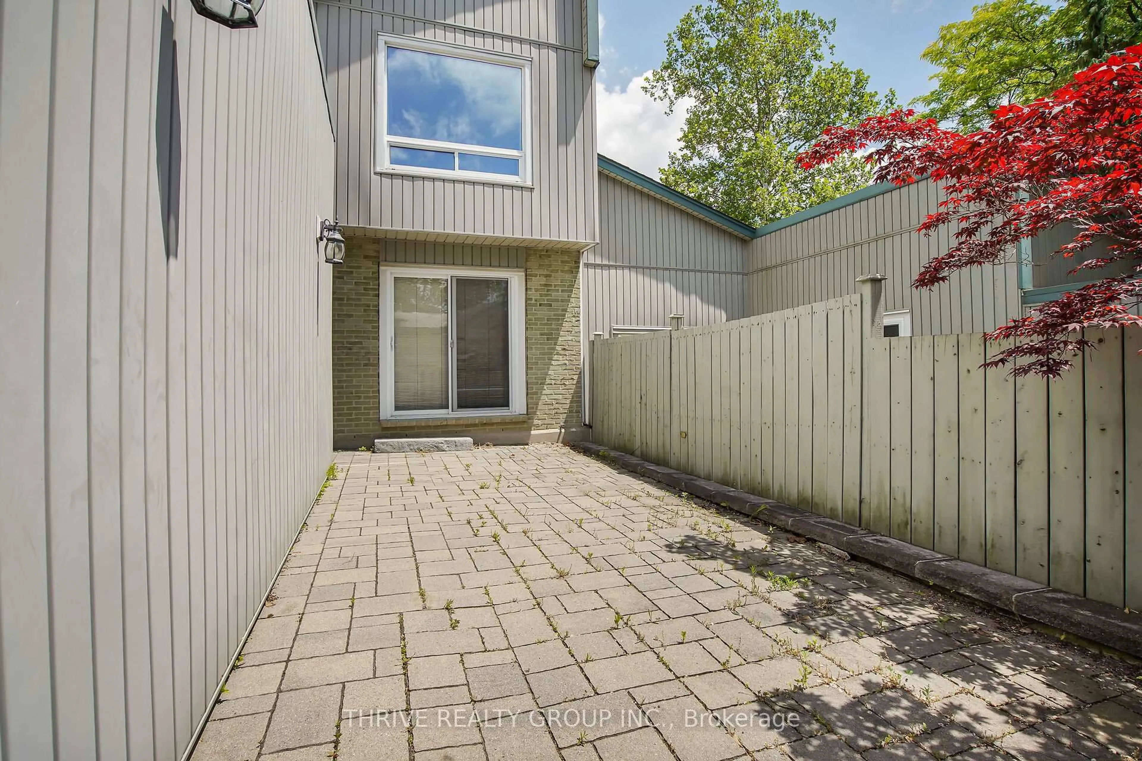 Patio, street for 663 Woodcrest Blvd, London South Ontario N6K 1P8