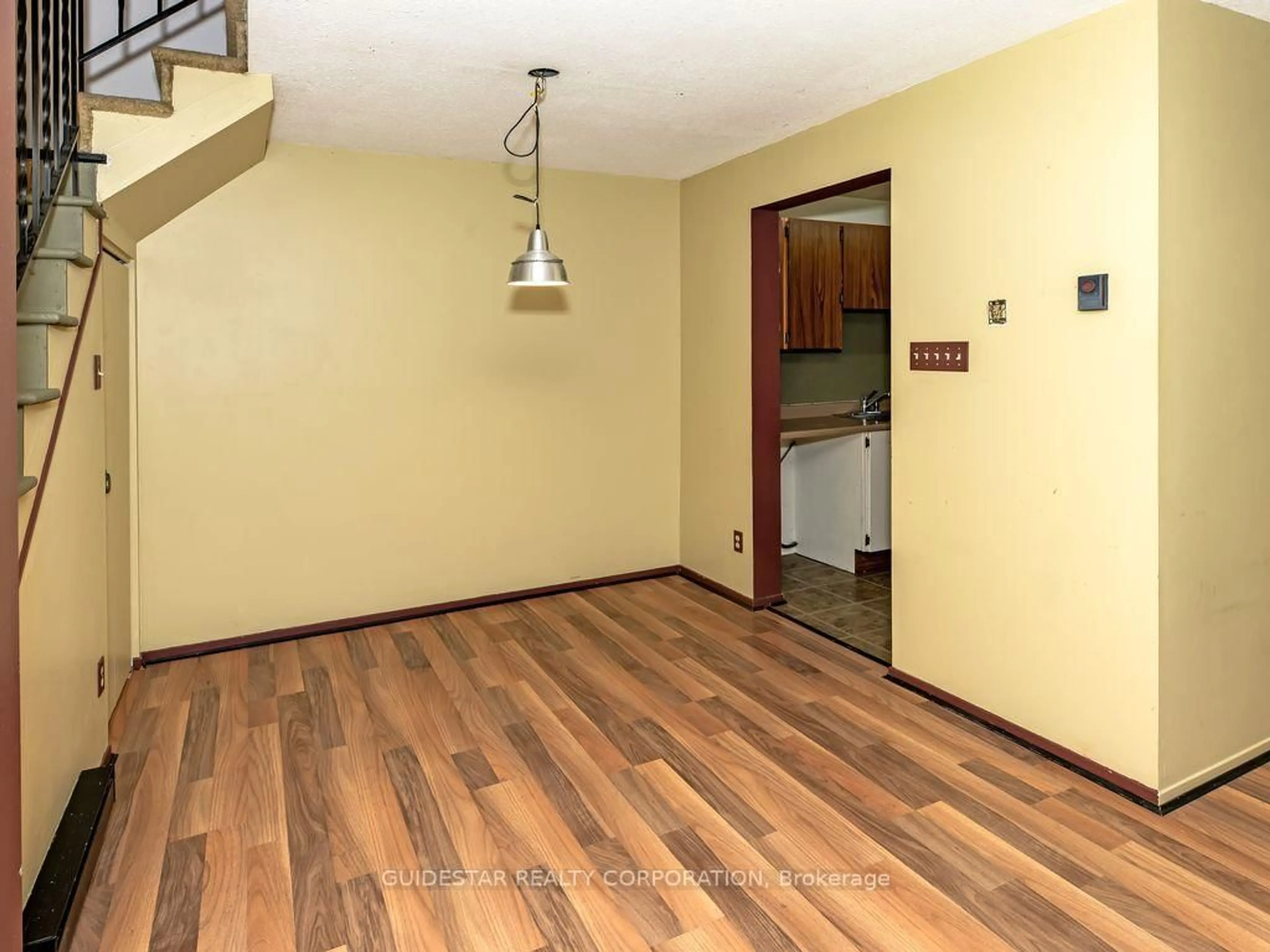 A pic of a room for 122 Renova Private, Ottawa Ontario K1G 4C6