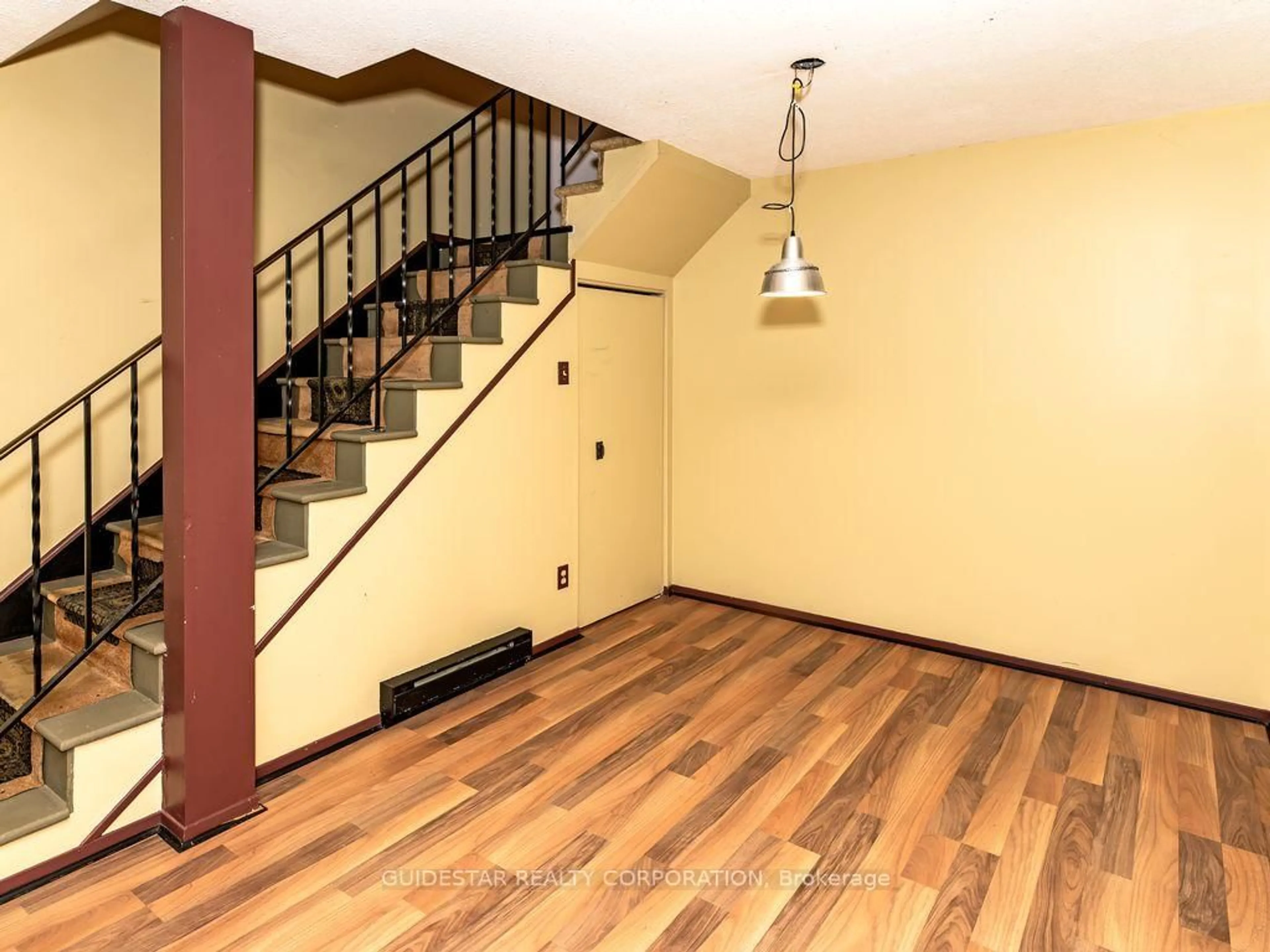 Indoor foyer for 122 Renova Private, Ottawa Ontario K1G 4C6